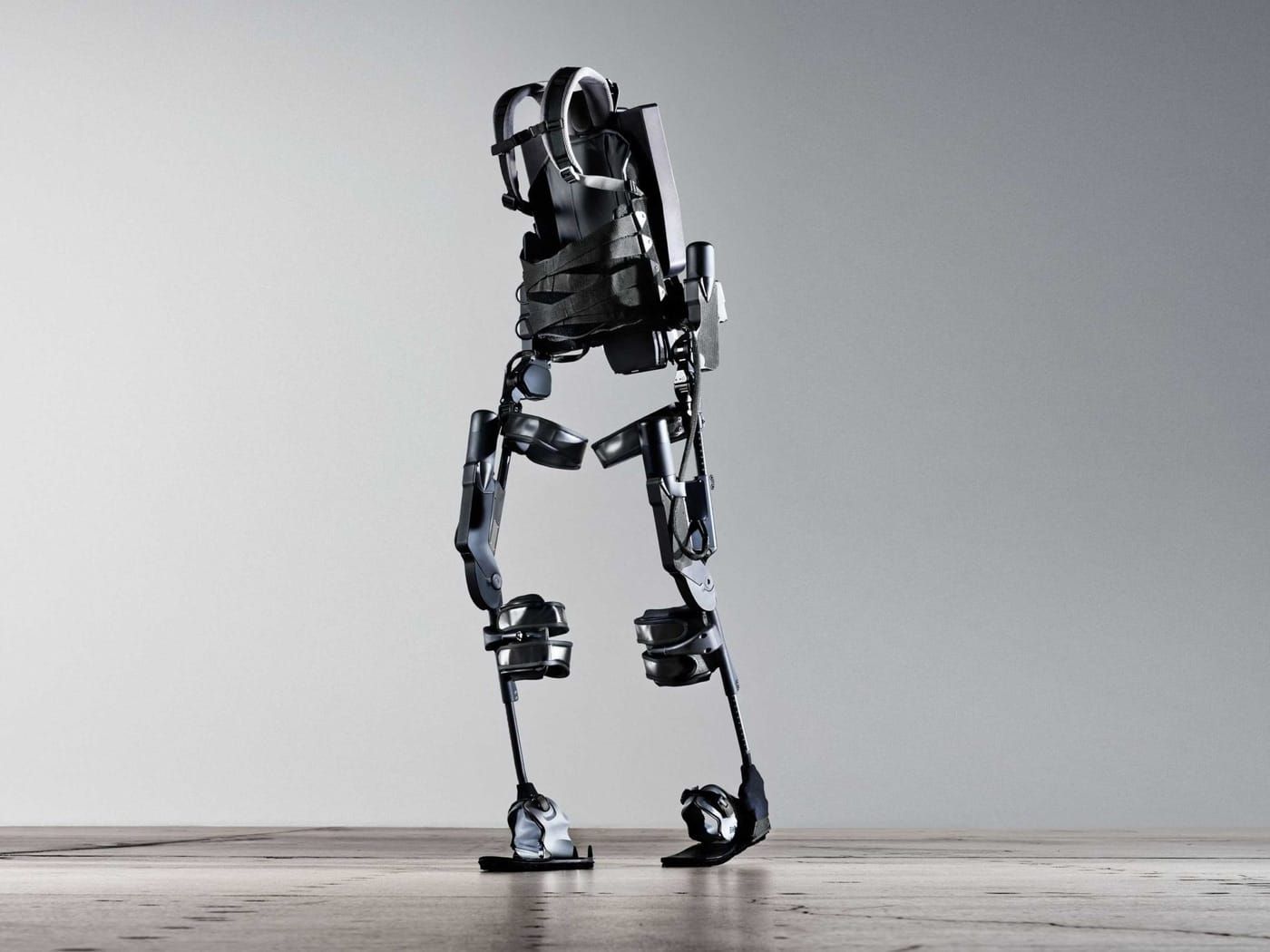 Exoschelet robotic pentru asistarea mersului, văzut din profil