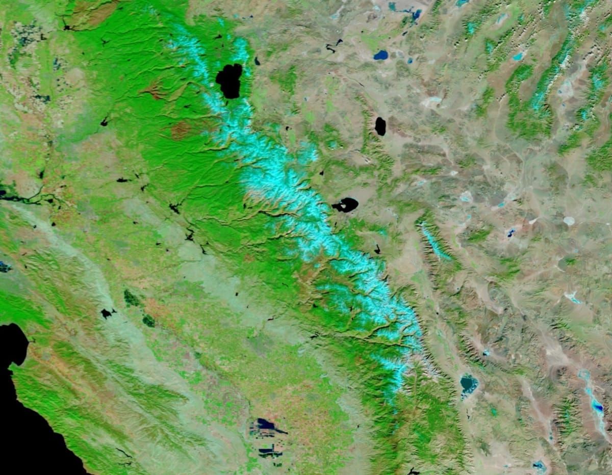 Imagine din satelit a lanțului muntos Sierra Nevada, acoperit parțial de zăpadă