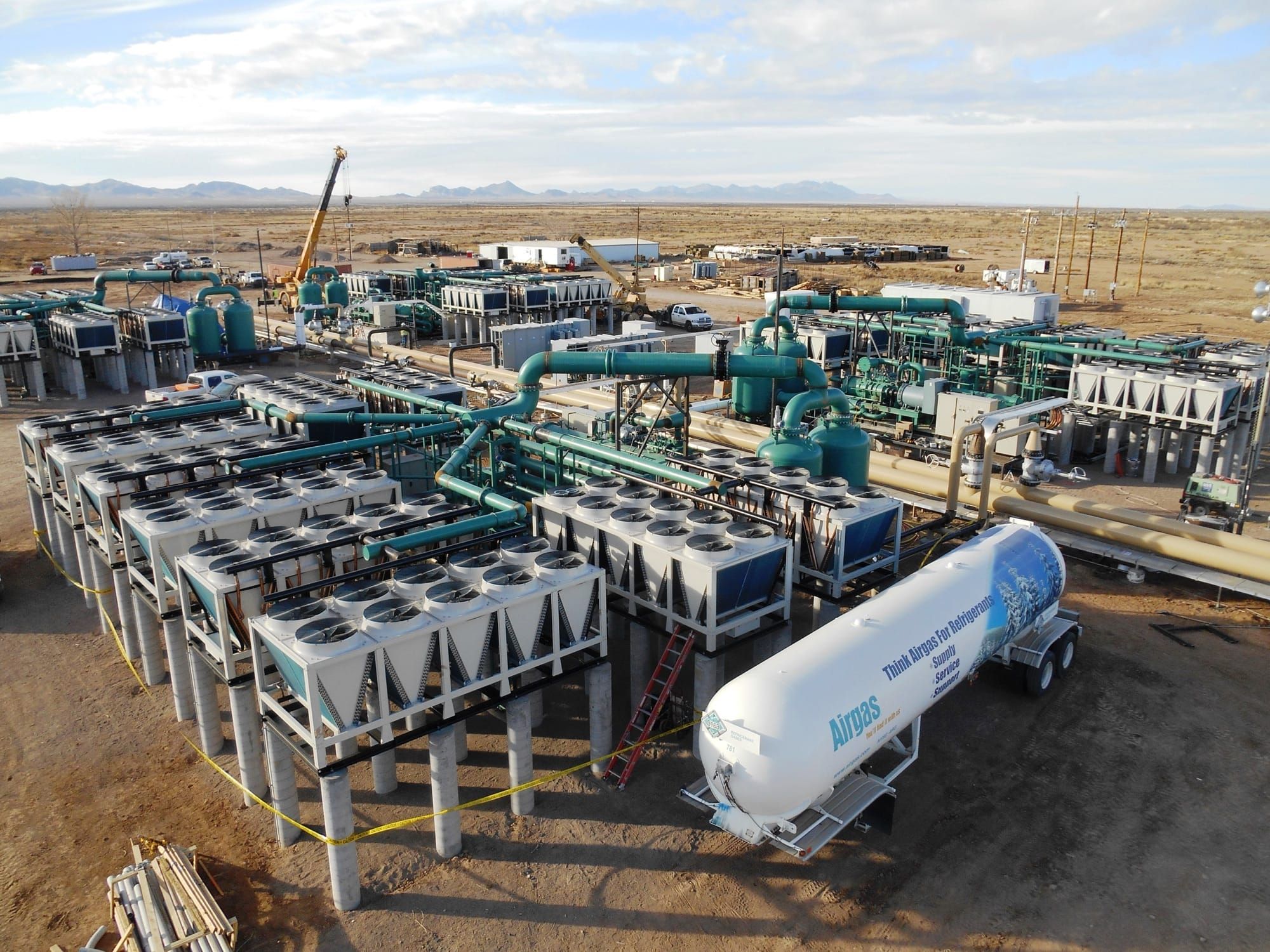 Centrala geotermală Lightning Dock din New Mexico, cu instalațiile de suprafață și conductele verzi vizibile