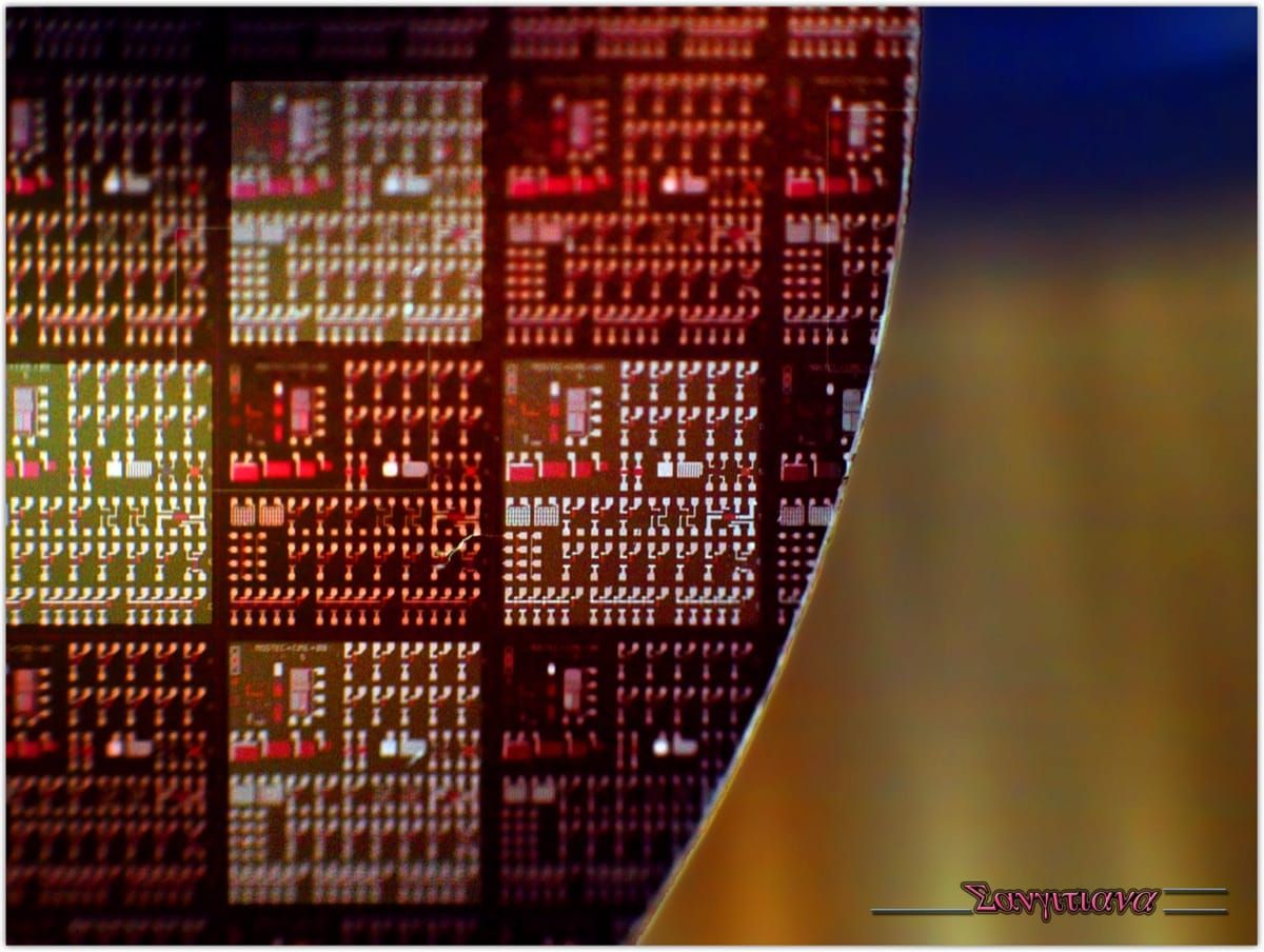 Detaliu microscopic al unui cip semiconductor