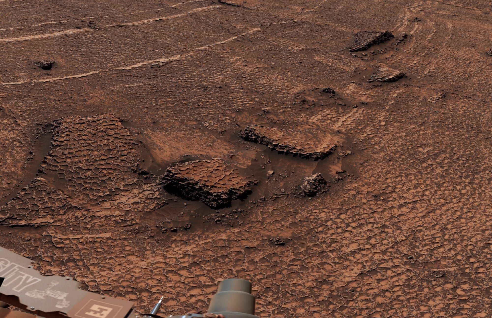 Suprafața crăpată de tip poligon fotografiată de rover-ul Curiosity în Gale Crater, pe Marte