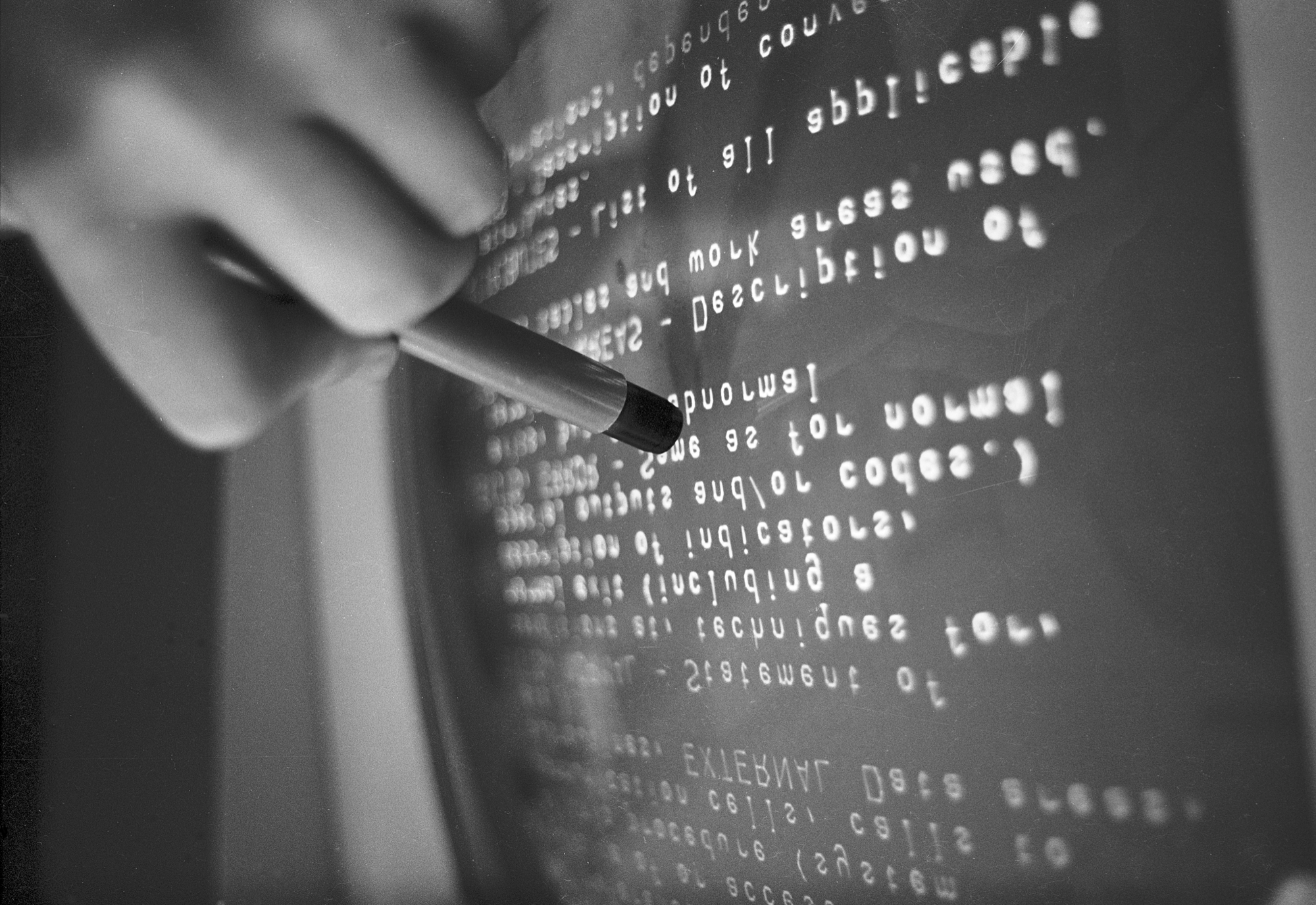 Un creion optic (light pen) folosit pentru a selecta informații pe ecranul unui terminal de calculator, la finalul anilo