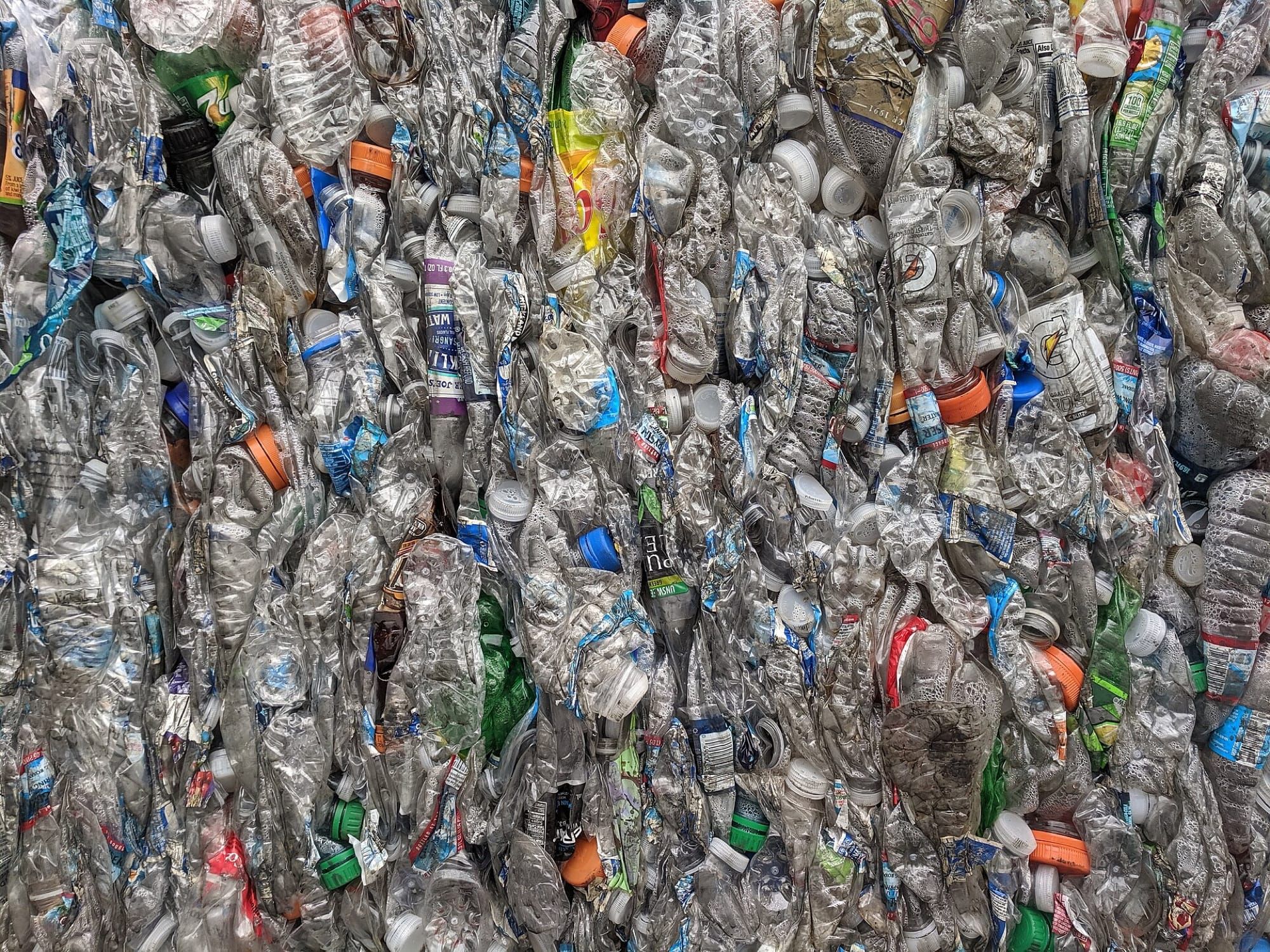 Baloturi compacte de sticle de plastic PET pregătite pentru reciclare