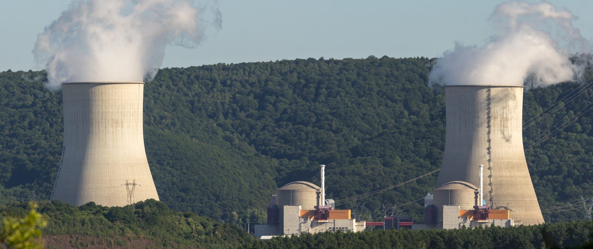 Turnurile de răcire ale centralei nucleare de la Chooz, Franța, cu aburi vizibili deasupra