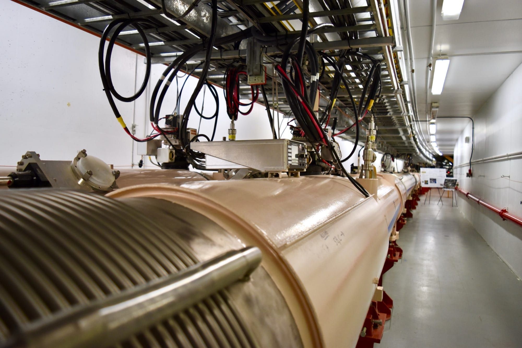 Tunel al Coliderului Relativist de Ioni Grei (RHIC) de la Brookhaven National Laboratory