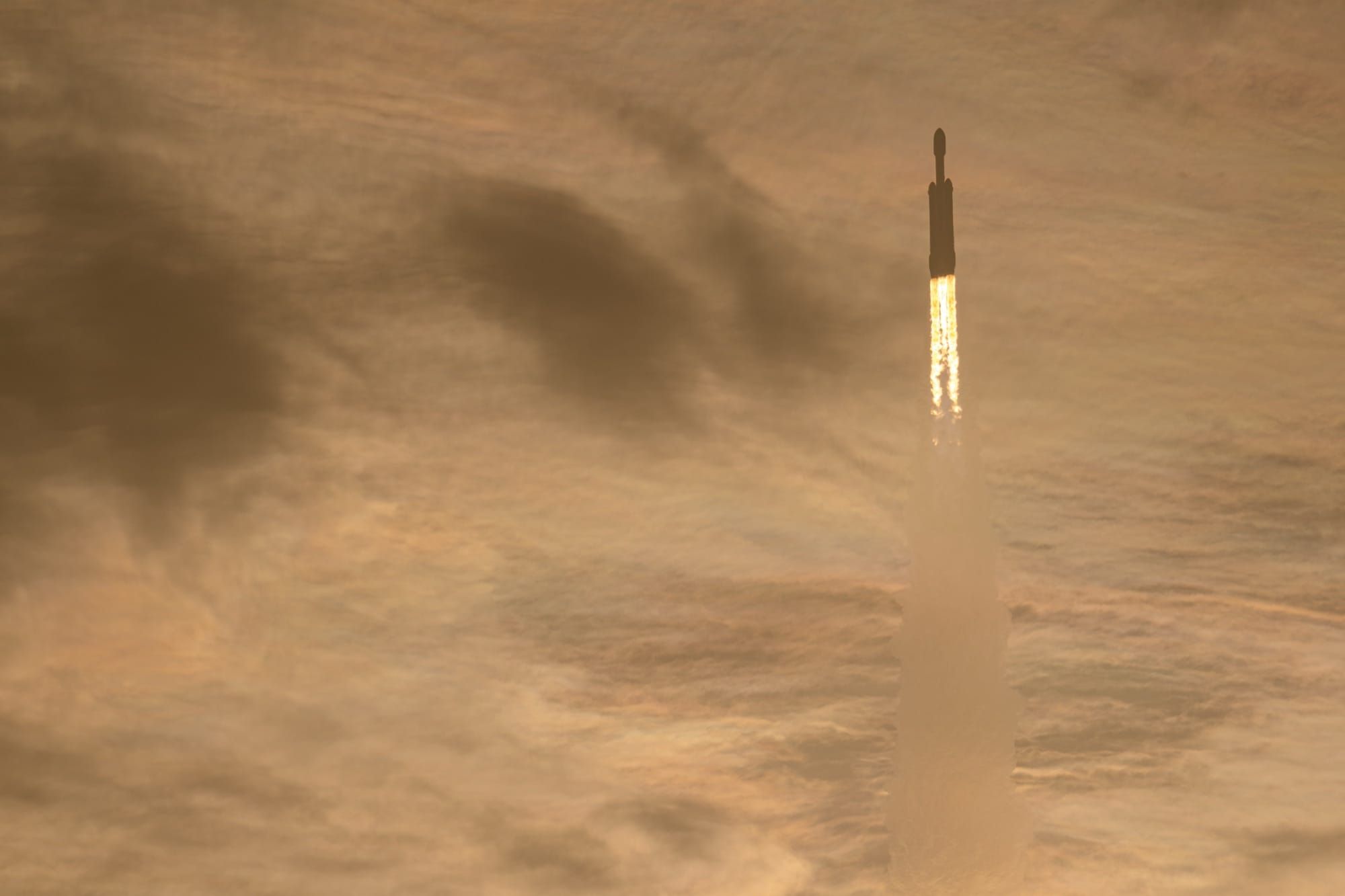 Racheta SpaceX Falcon Heavy lansând telescopul spațial Nancy Grace Roman al NASA, în lumina zorilor