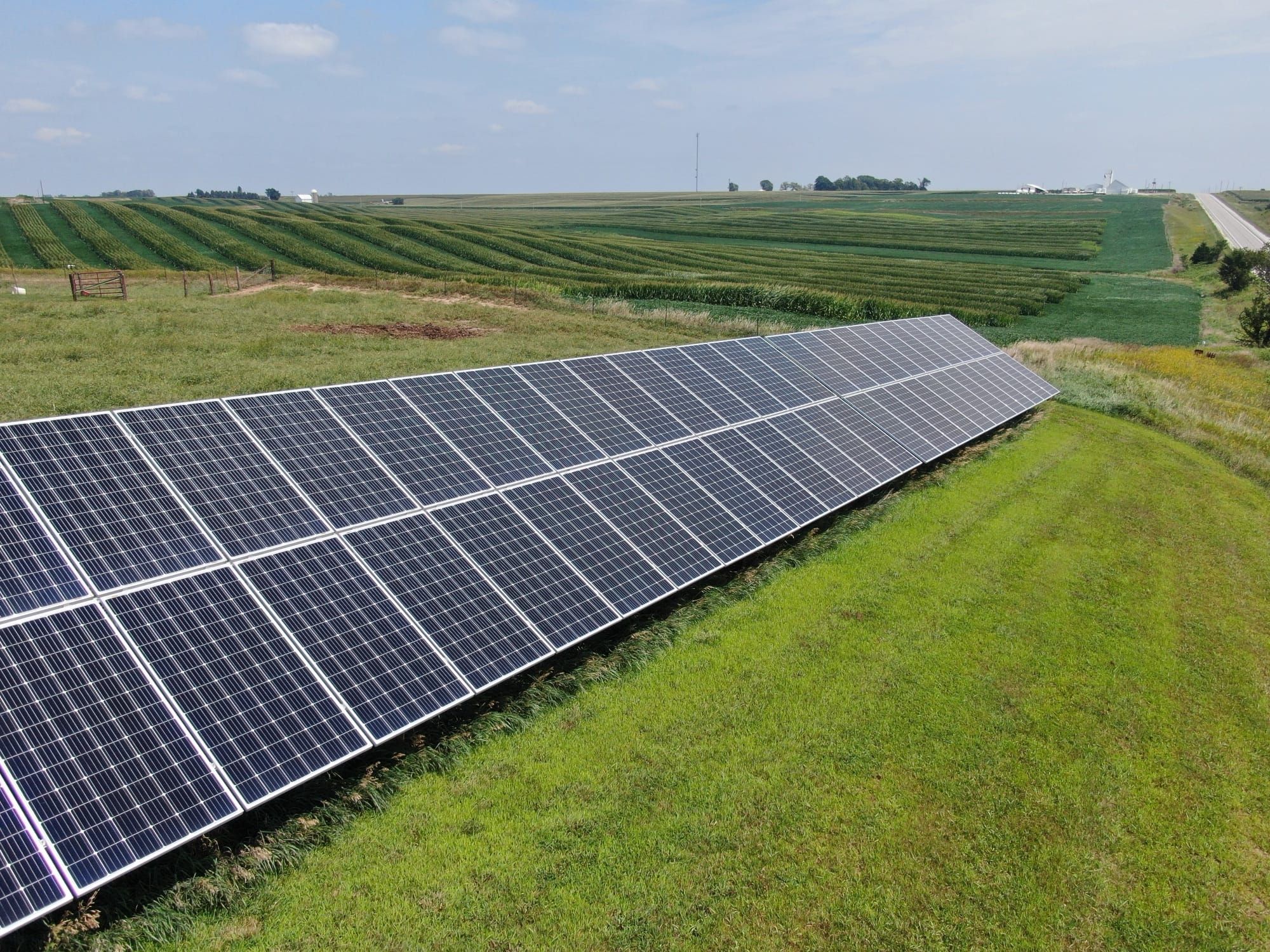Rând de panouri fotovoltaice montate pe un teren agricol din SUA
