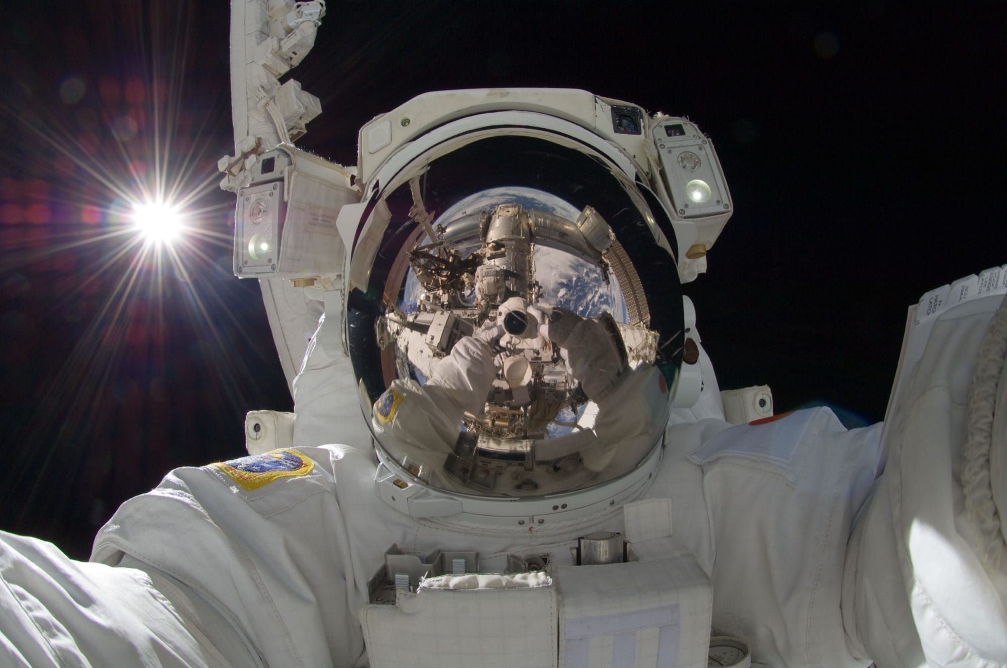 Astronaut în timpul unei ieșiri în spațiu liber de la Stația Spațială Internațională (imagine ilustrativă)