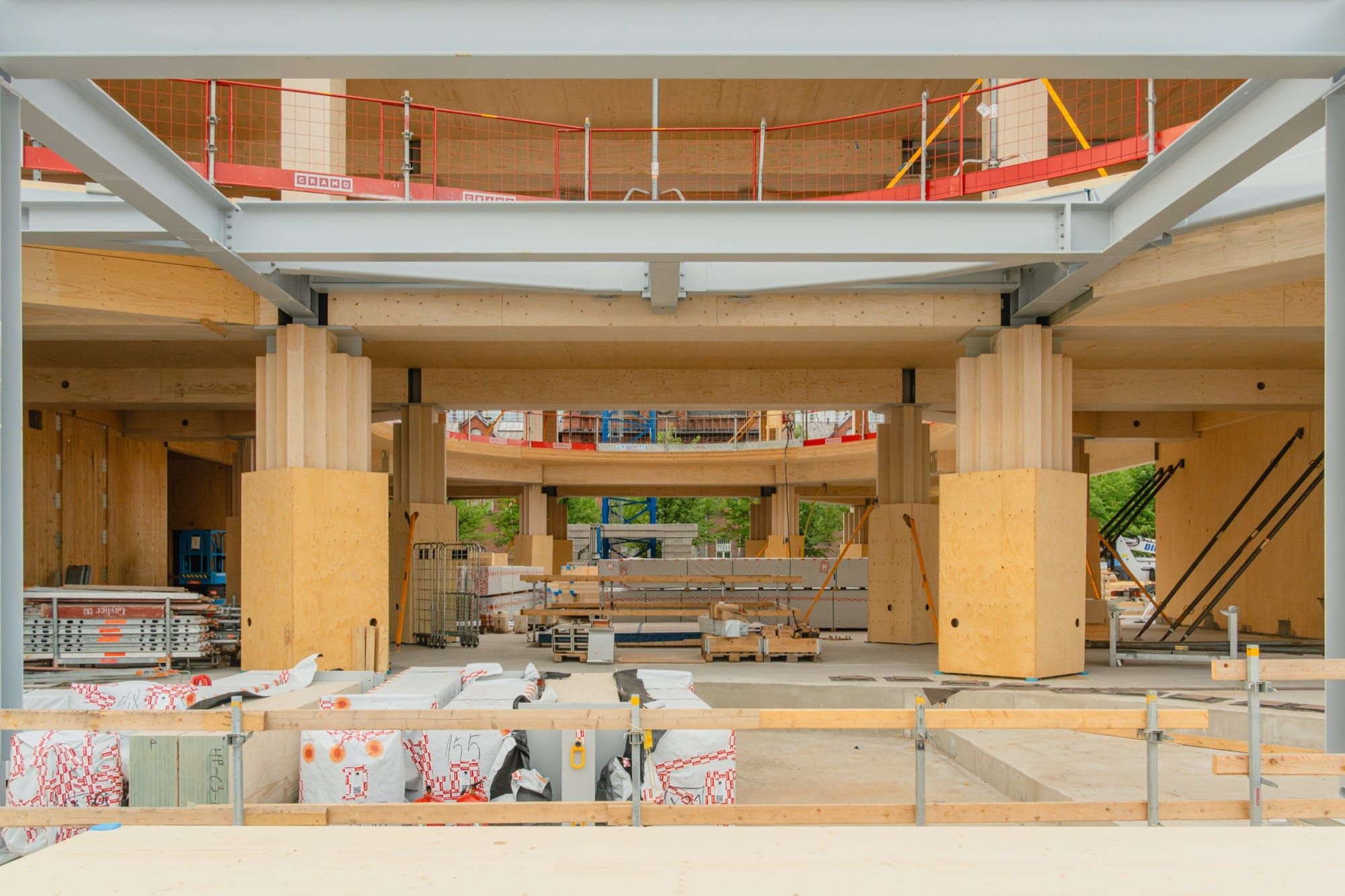 Structură de lemn masiv (CLT) la o clădire de birouri în construcție, imagine reprezentativă