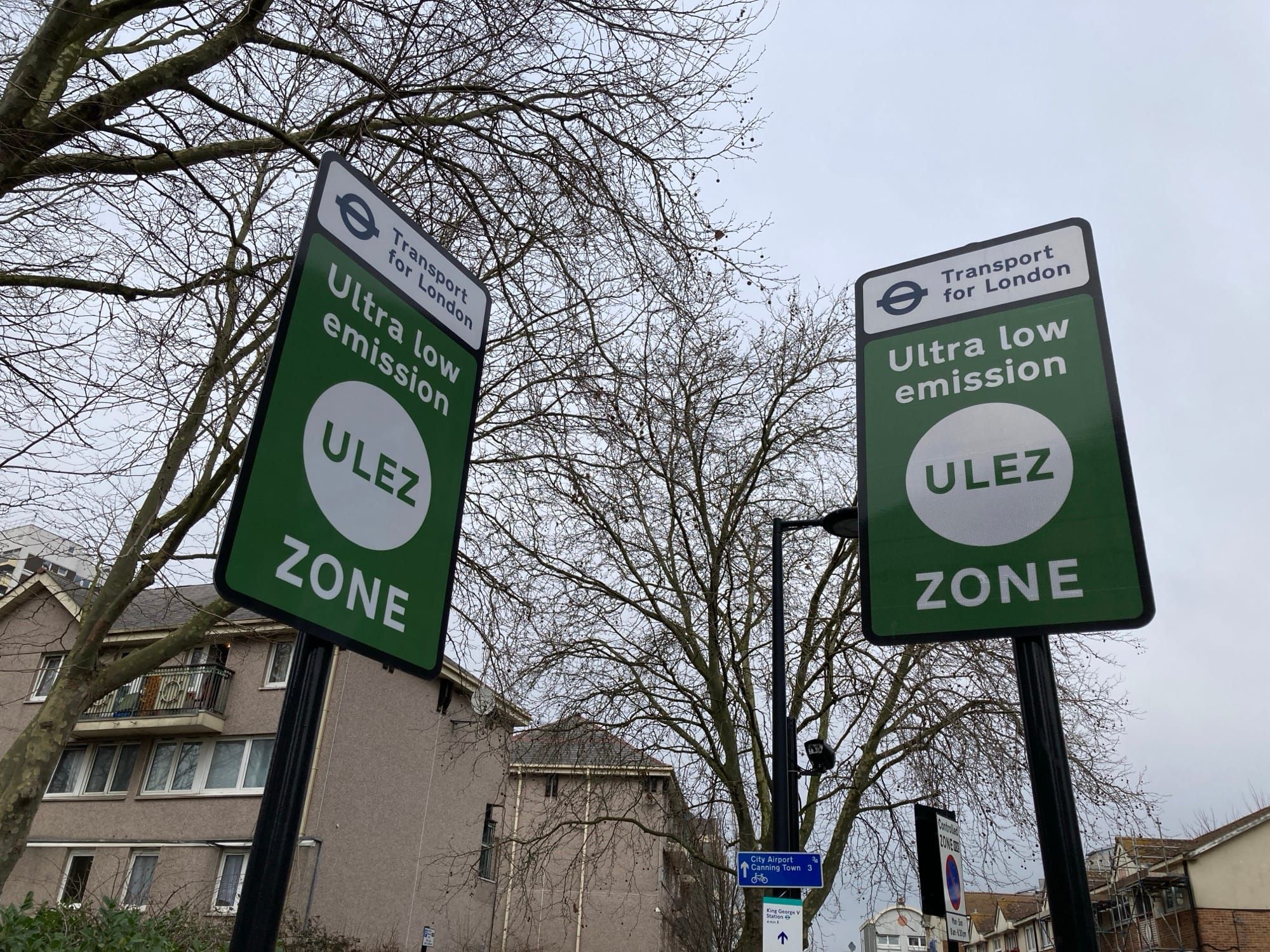 Indicatoare rutiere pentru zona Ultra Low Emission Zone (ULEZ) din Londra