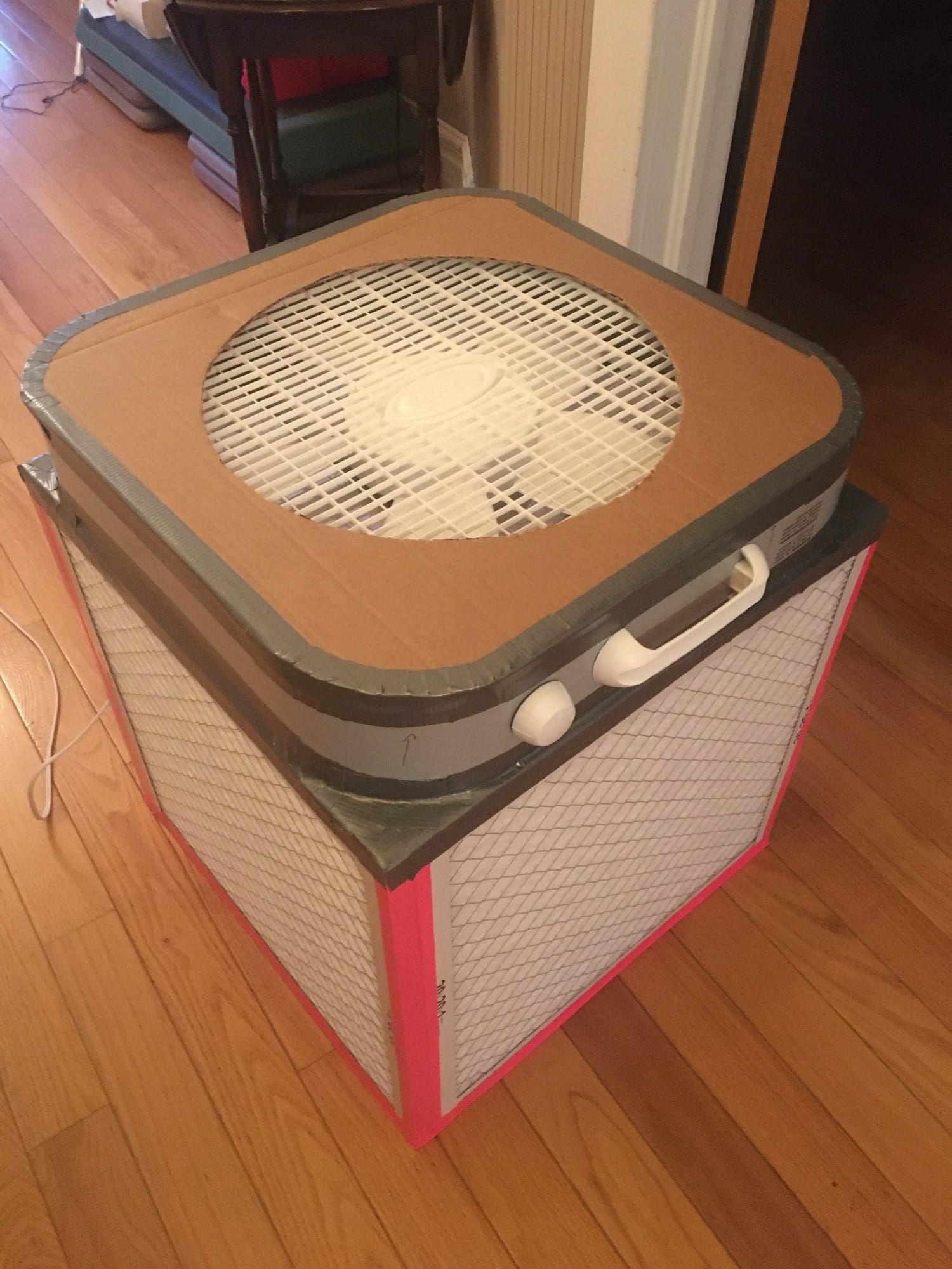 O cutie Corsi-Rosenthal DIY, făcută din carton, bandă adezivă și filtre de aer, cu un ventilator la partea superioară