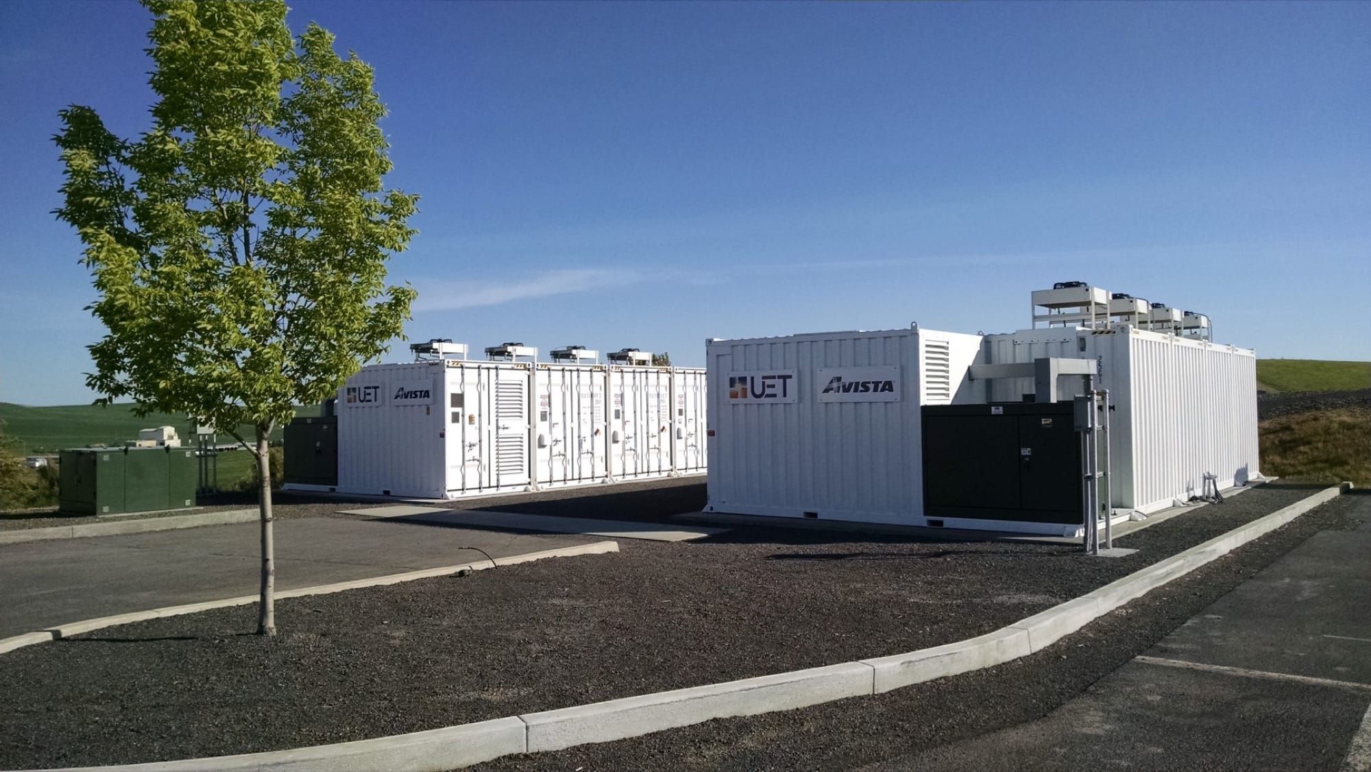 Containere de stocare a energiei în baterii, instalație la scară de rețea electrică