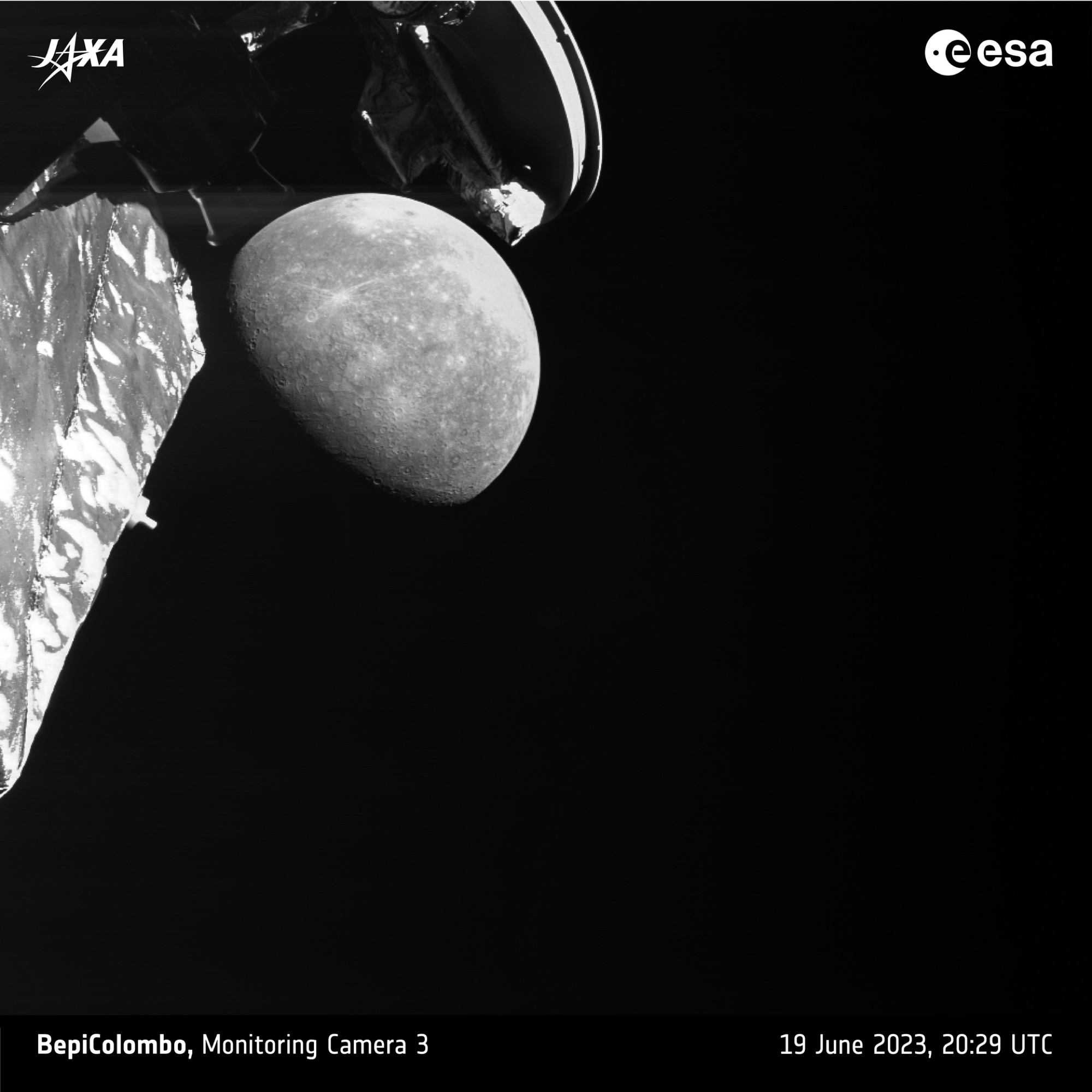 Imagine alb-negru de la camera de monitorizare a sondei BepiColombo, cu planeta Mercur în prim-plan