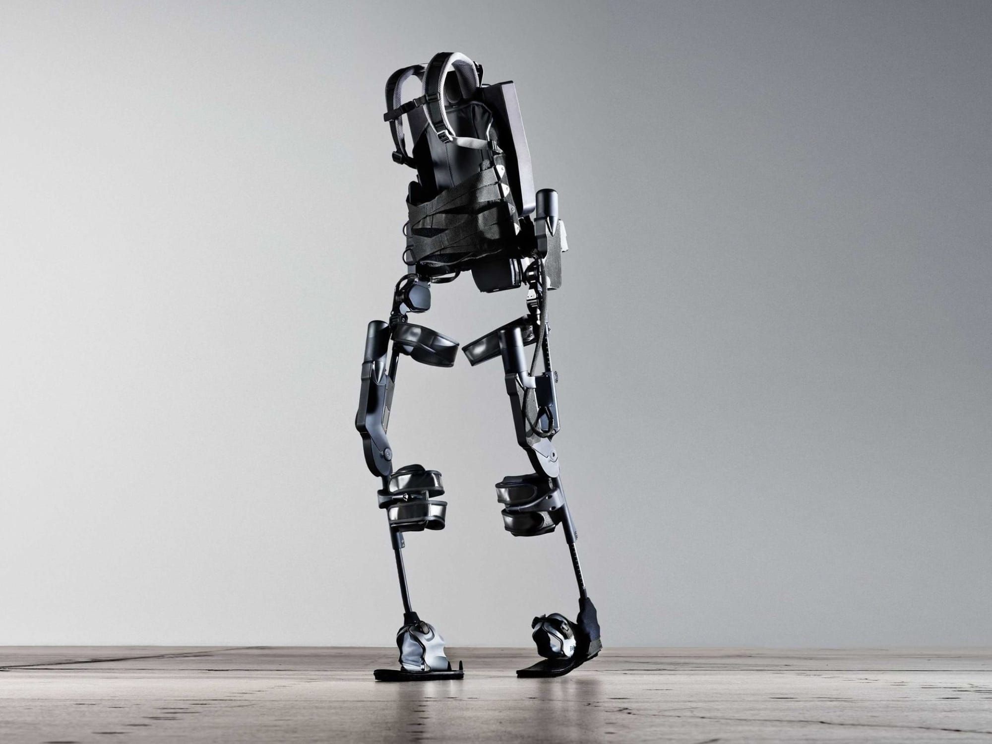 Exoschelet robotic pentru picioare, folosit pentru asistarea mersului