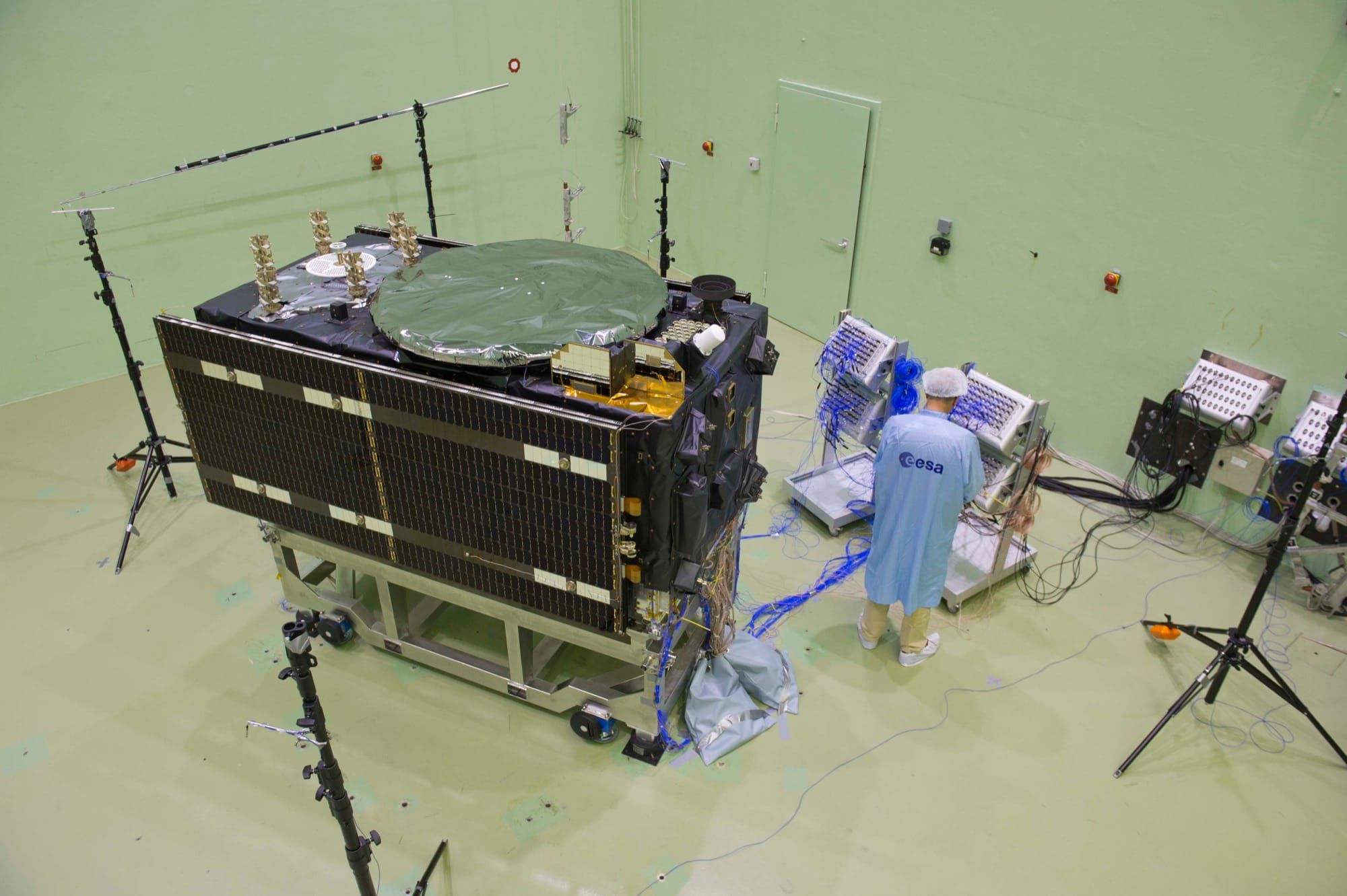 Satelit Galileo in configuratie de zbor, in timpul testarii acustice intr-o camera curata ESA