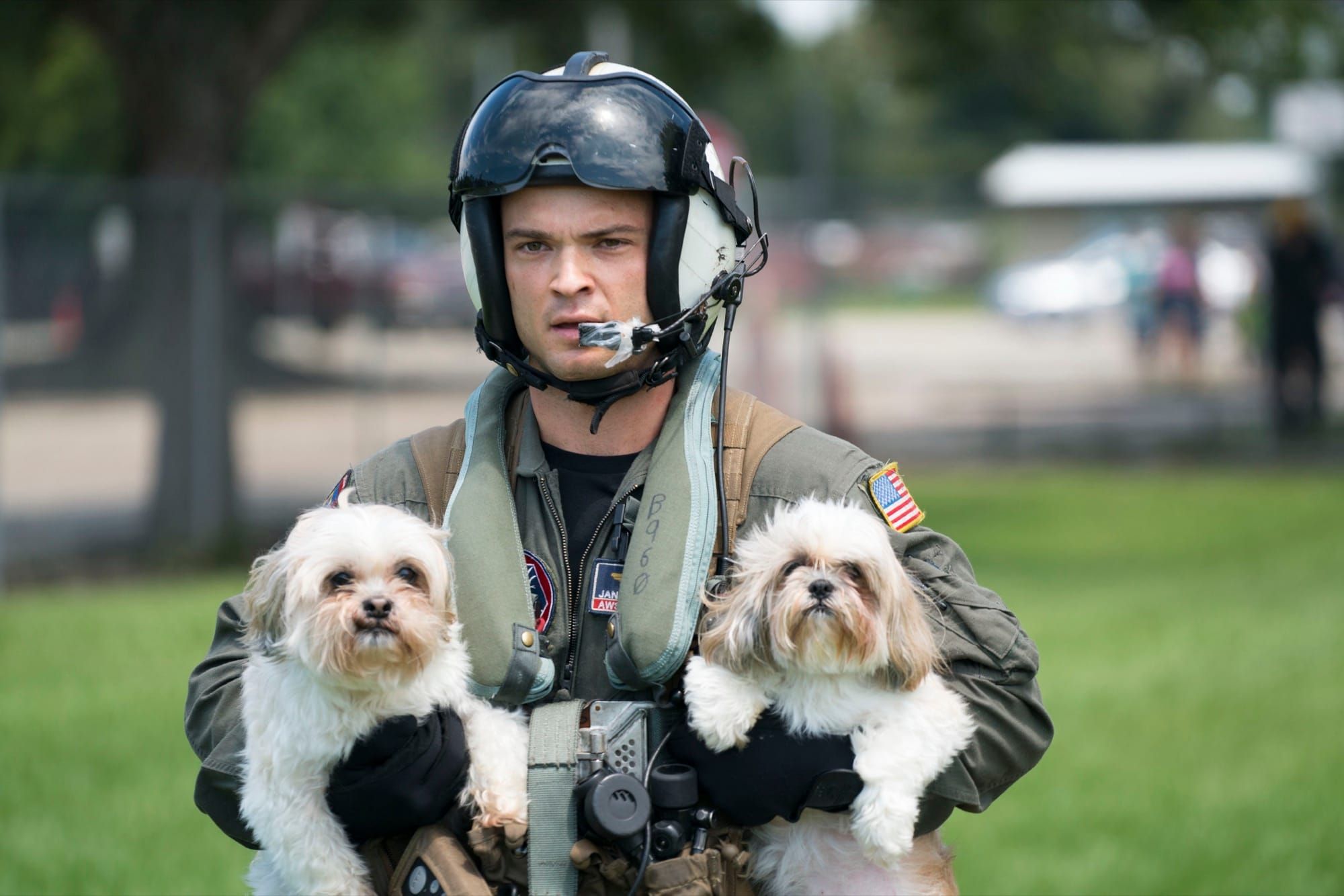 Un militar american participă la operațiuni de salvare în timpul inundațiilor provocate de uraganul Harvey