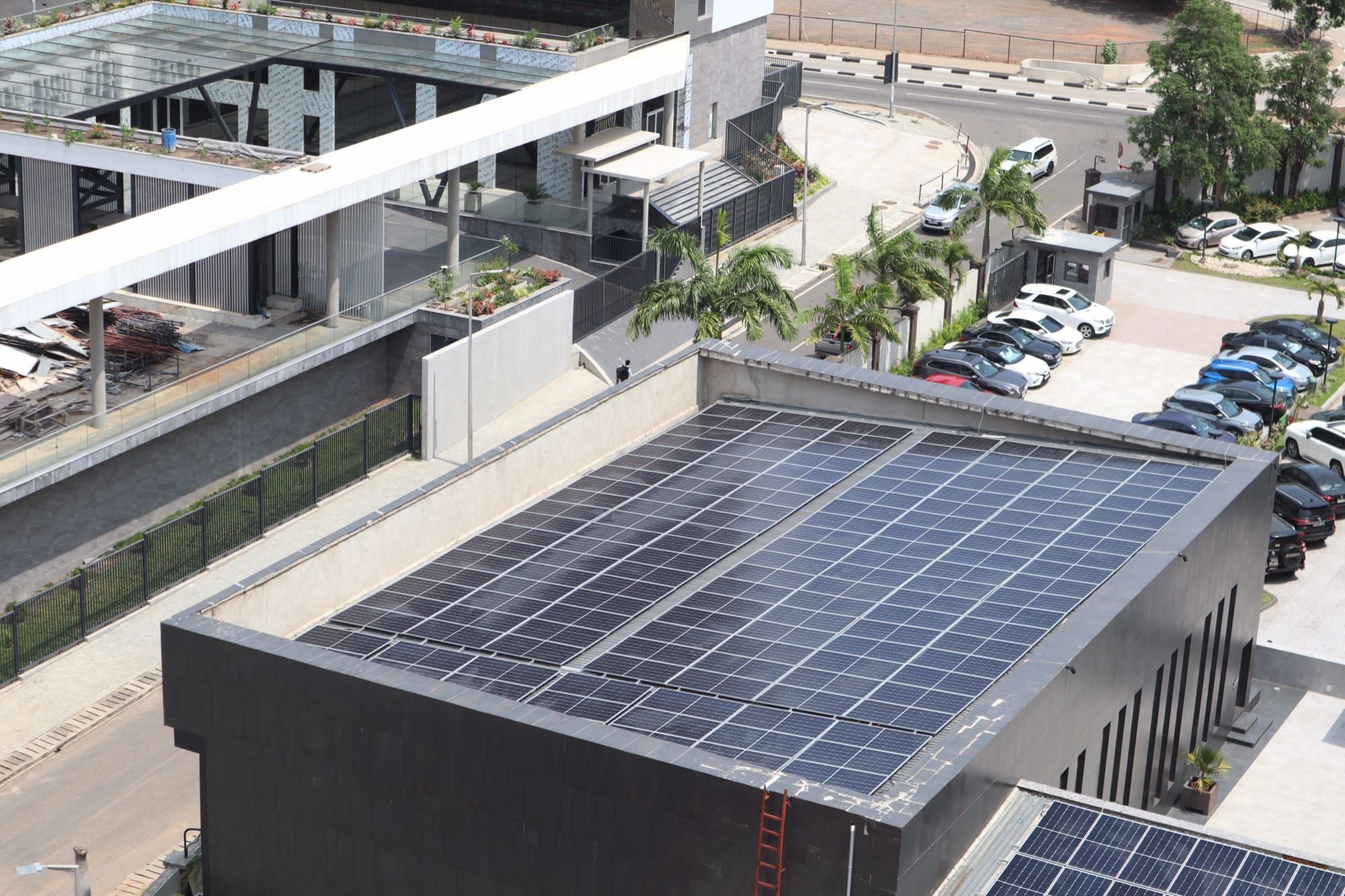 Panouri solare instalate pe acoperișul unei clădiri, imagine reprezentativă