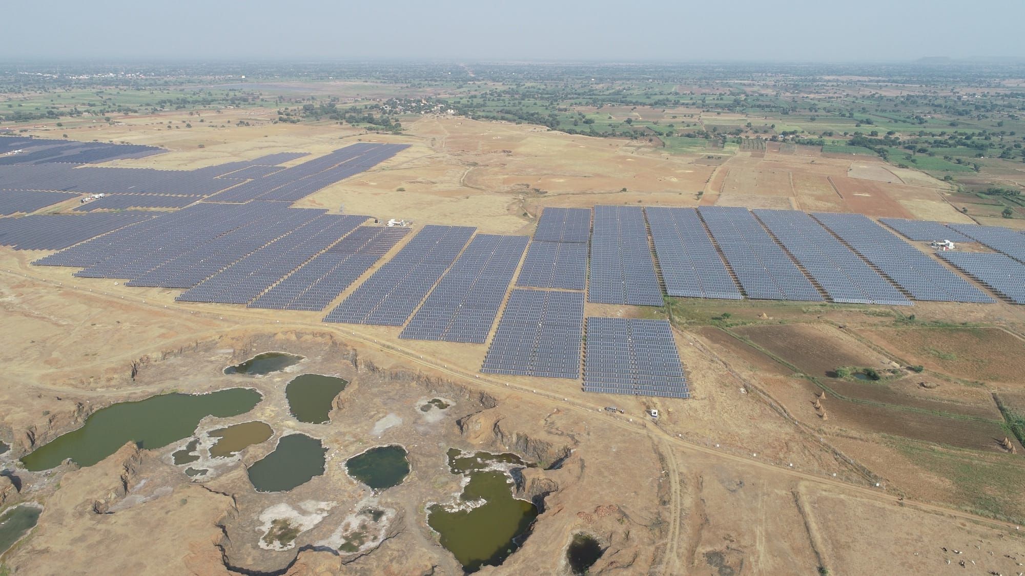 Vedere aeriană a unui parc solar mare din India, rânduri de panouri fotovoltaice