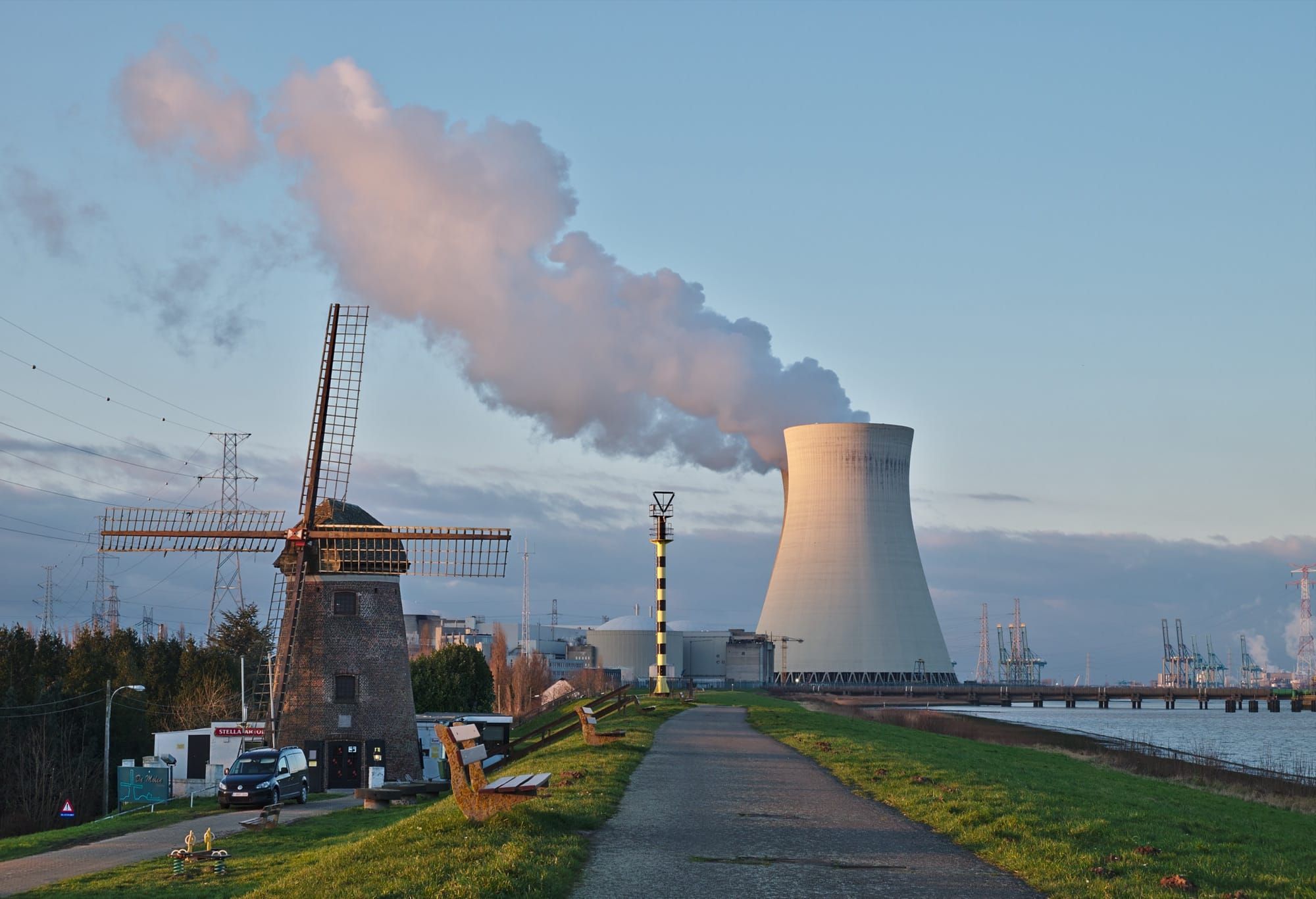 Turn de răcire al unei centrale nucleare, cu aburi degajați pe cerul senin (imagine ilustrativă, nu de la Duane Arnold)
