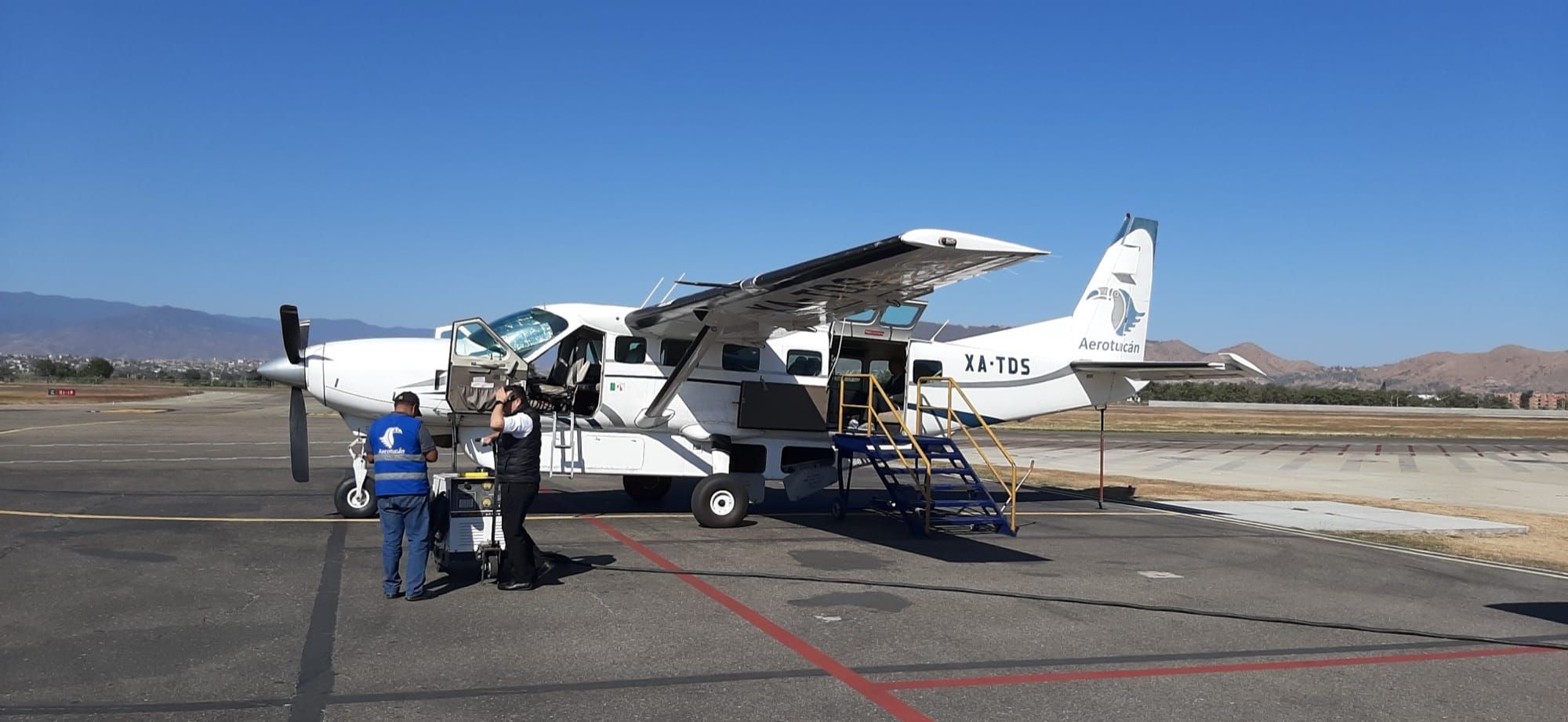 Un avion Cessna 208B Grand Caravan pe pistă, tipul de aeronavă folosit în testul de zbor autonom Joby