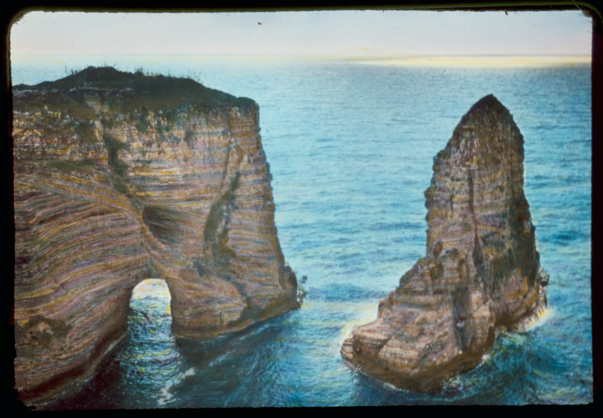 Stâncile Pigeon Rocks de pe coasta Beirutului, Liban, lângă siturile arheologice studiate