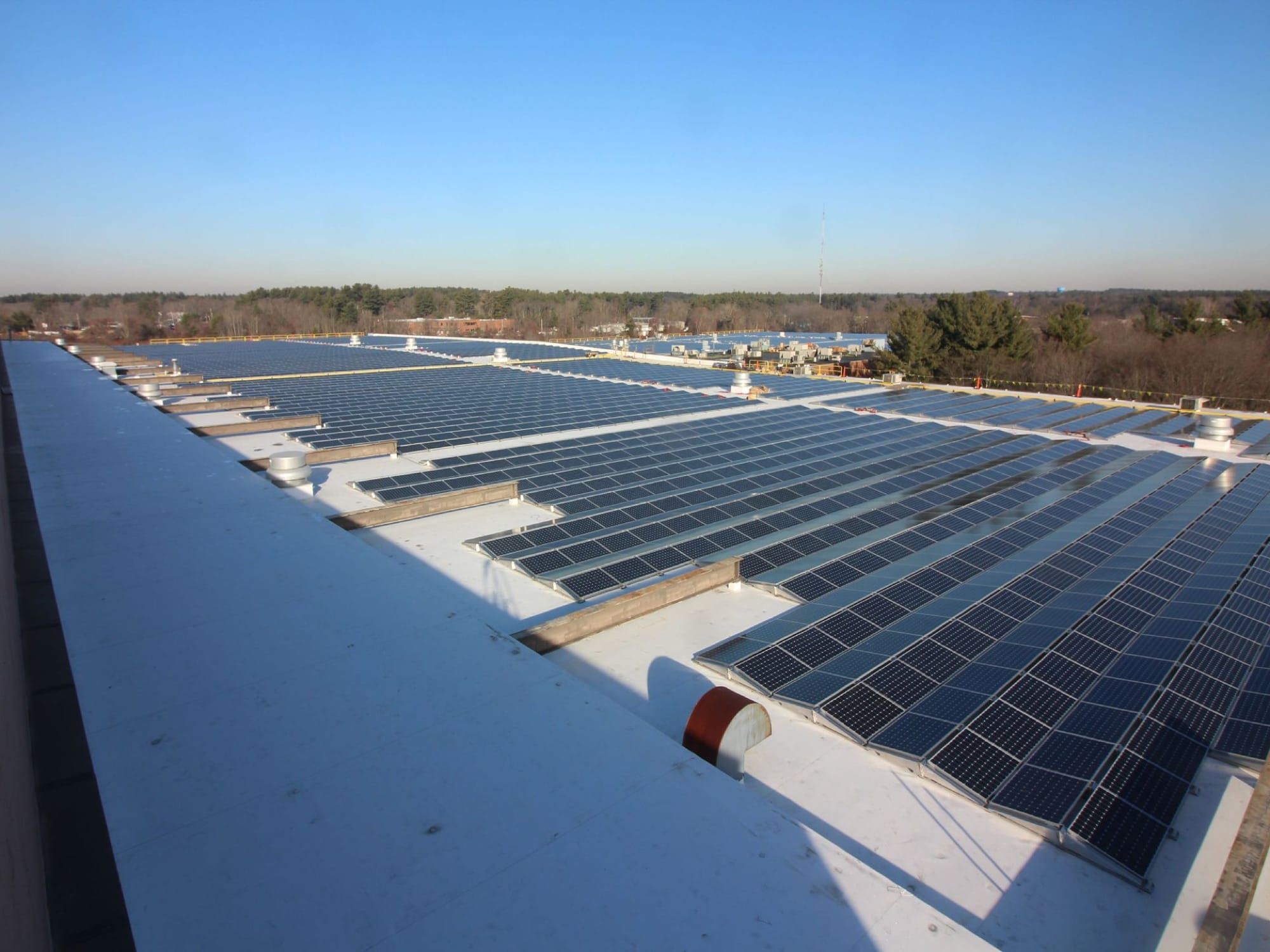 Panouri solare instalate pe acoperișul plat al unei clădiri