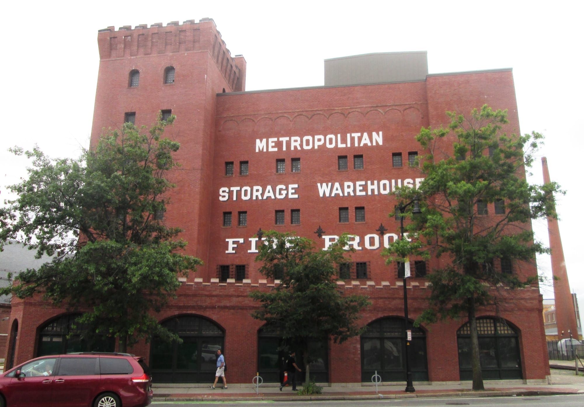Fațada clădirii istorice Metropolitan Storage Warehouse, din cărămidă roșie