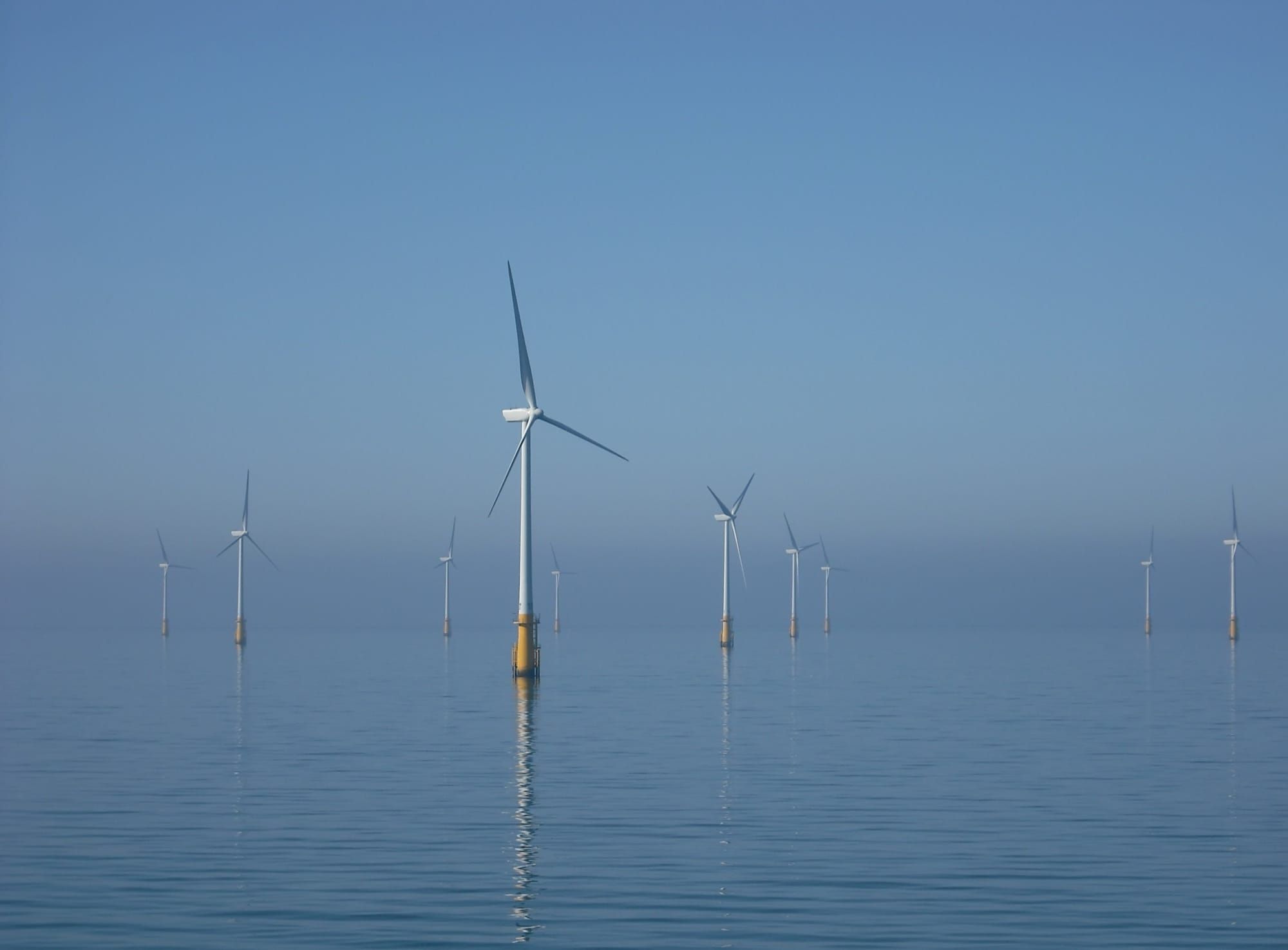 Turbine eoliene offshore ridicate deasupra suprafeței calme a mării