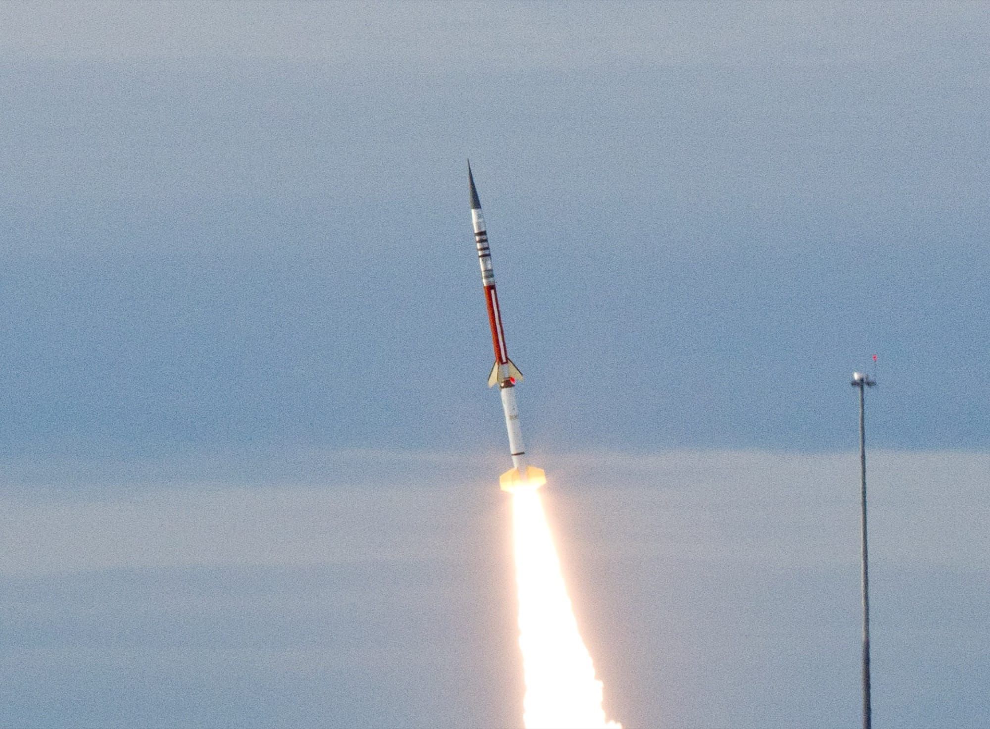 Rachetă sondă NASA în zbor, cu flacără vizibilă la lansare