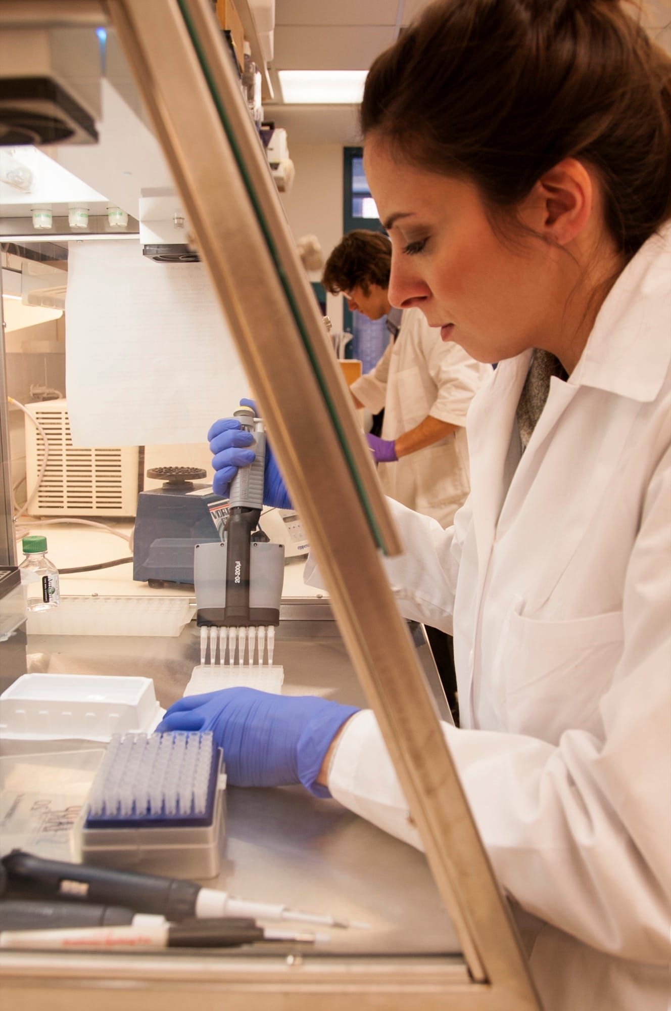 Cercetători într-un laborator de biotehnologie, imagine reprezentativă