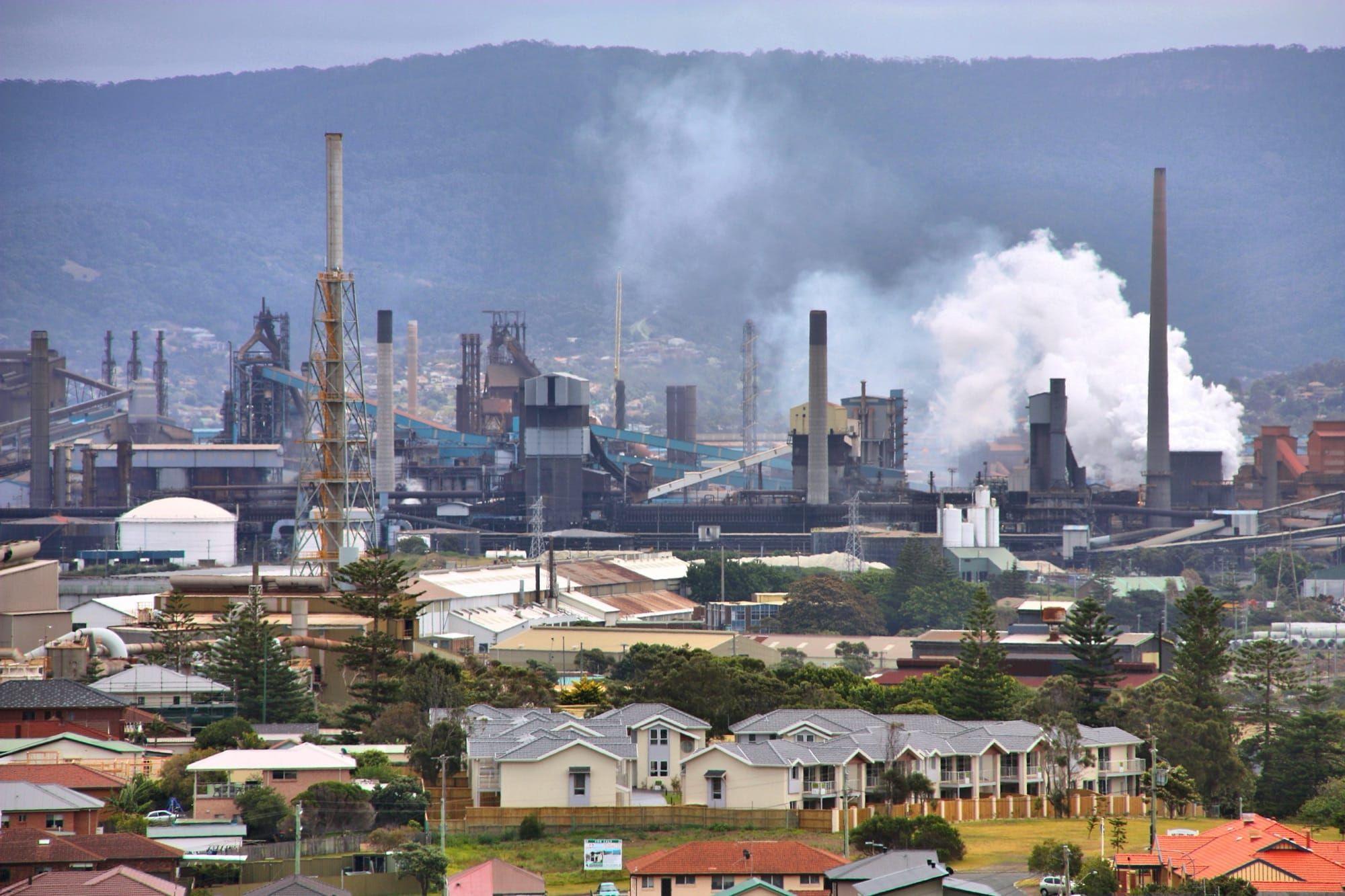 Oțelărie industrială cu coșuri de fum, văzută de la distanță