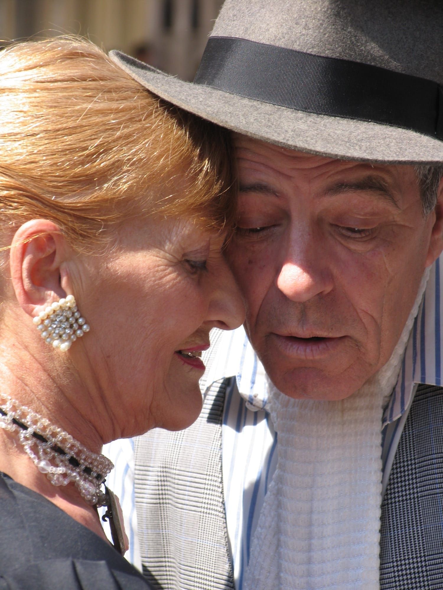 Cuplu de vârstnici dansând tango argentinian