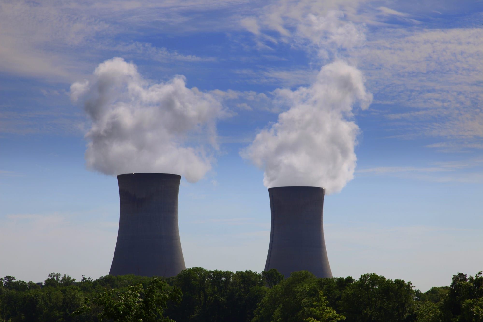 Turnurile de răcire ale centralei nucleare Limerick, cu aburi deasupra