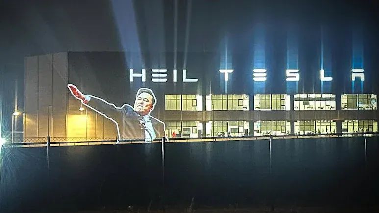 Når biler bliver brandingkatastrofer: Fra Jaguar til Tesla post image