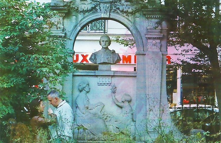 “One Both Makes A Decision And Undergoes A Decision Being Made”: How To Dress Well On Mallarmé, Mourning, and Magic