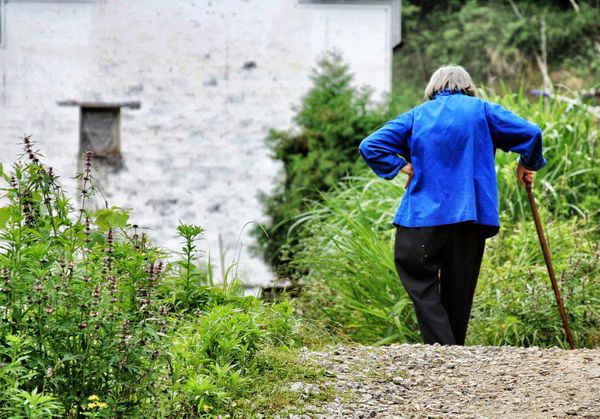 Wandering and Dementia: How Live-in Care Reduces the Risk Safely
