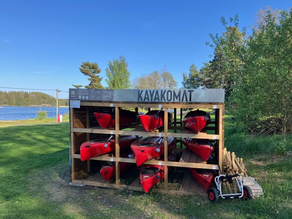 Kayakomat vid Albybadet