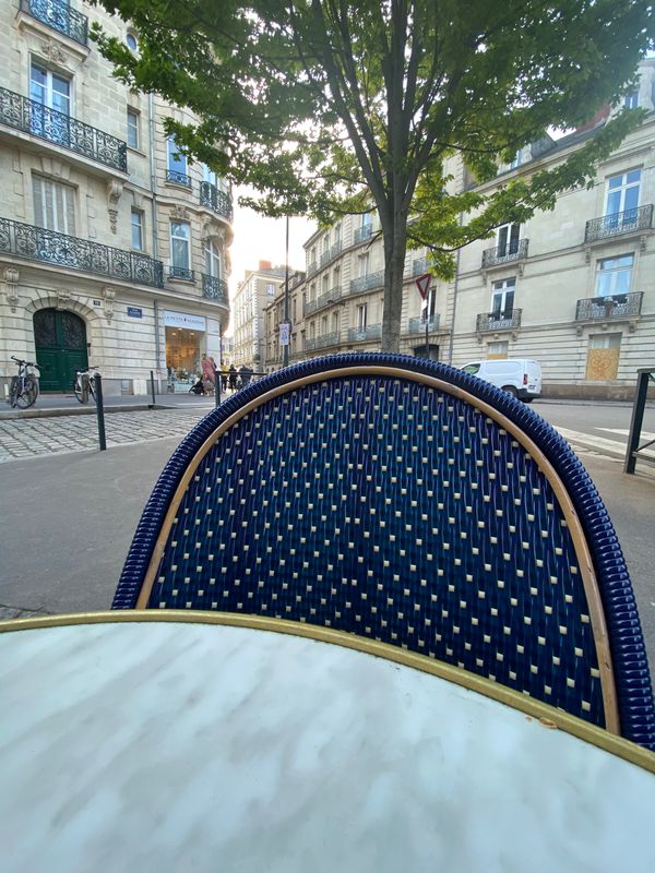 A chair outside a table

Description automatically generated