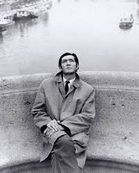 Yüzümdeki hazla karışık huşu sebepsiz değil: Paris'teyim, Pont Neuf'tayım,  hayatta en sevdiğim yazarlardan biri olan Julio Cortazar'ın 1951 senesinde  oturduğu, o çok sevdiğim kült fotoğrafının çekildiği noktadayım. Nazik ama  iddiasız da olmayan