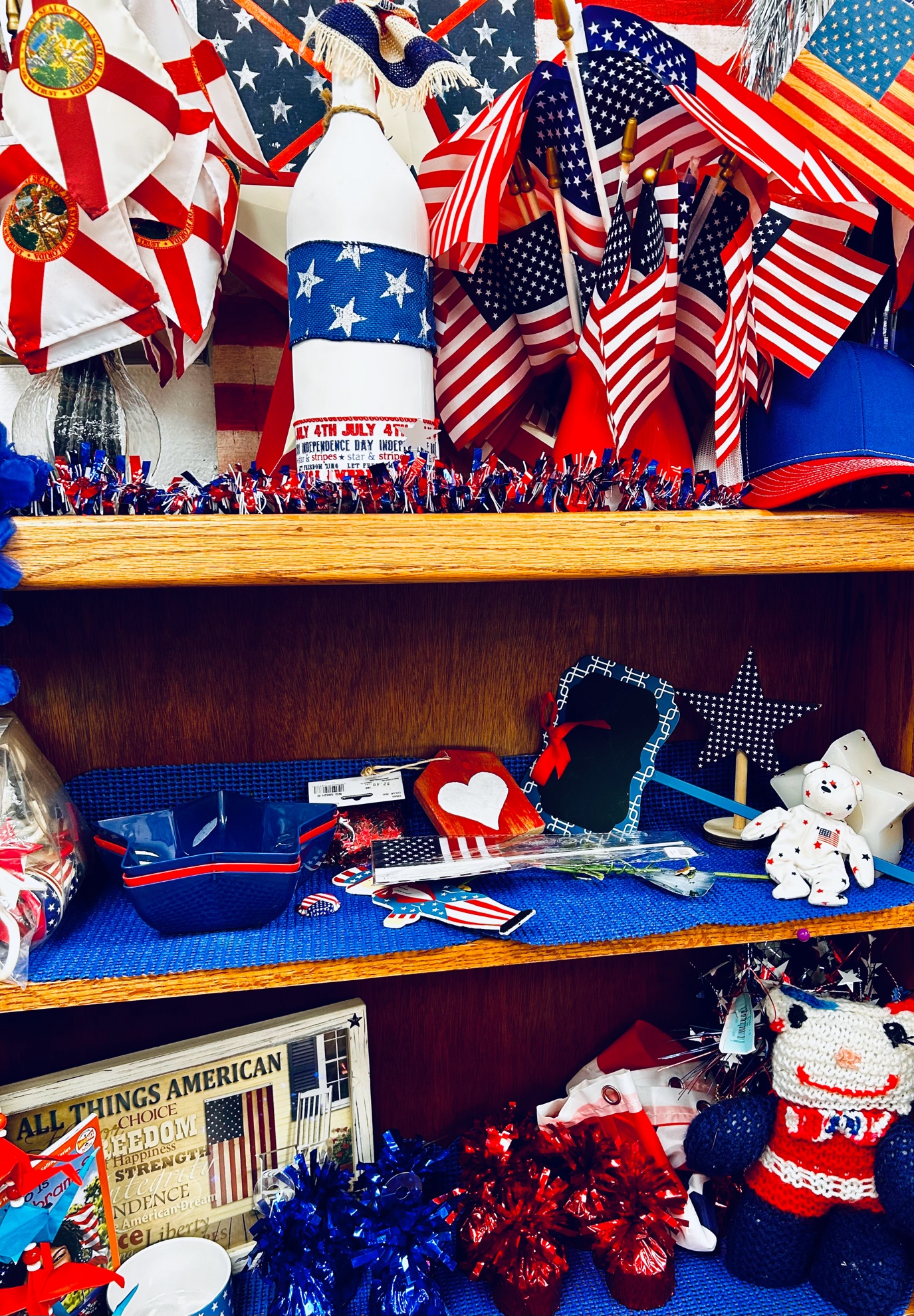 A shelf with patriotic items

AI-generated content may be incorrect.