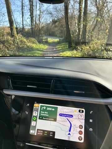 A car dashboard with a map on the screen

Description automatically generated