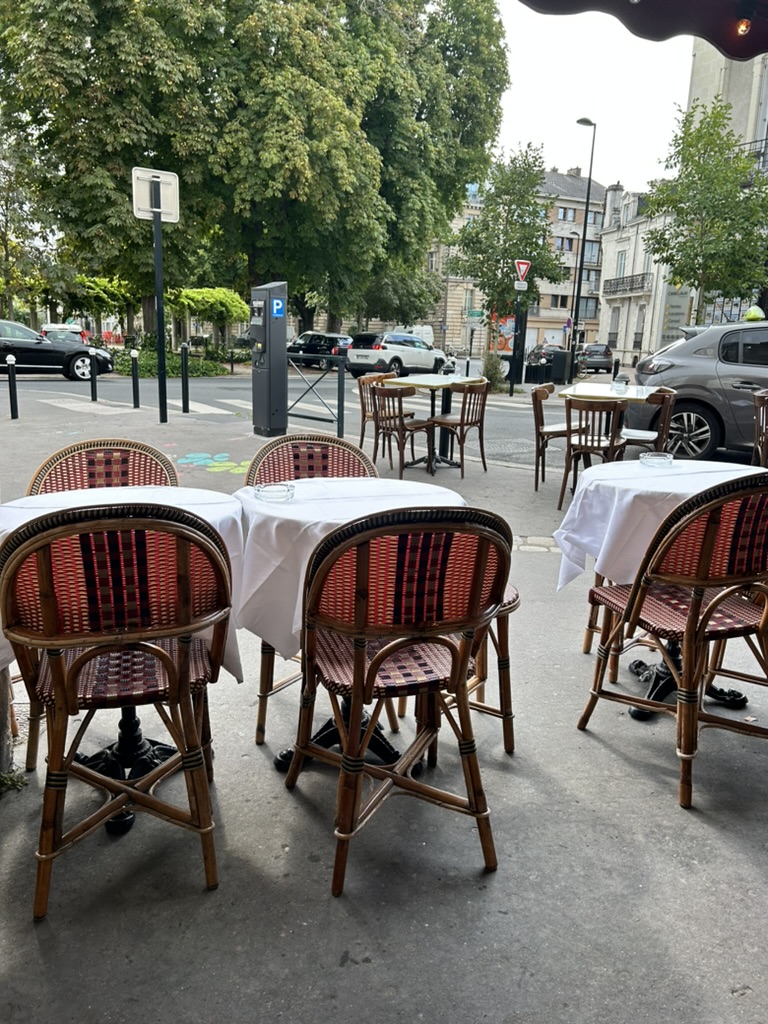 A group of tables and chairs outside

Description automatically generated