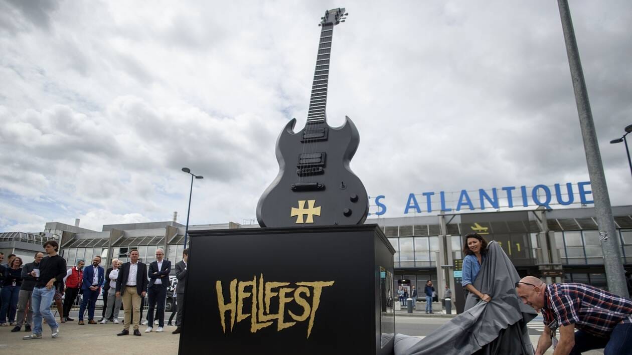 Une guitare géante a pris place ce mercredi matin devant l’aéroport Nantes Atlantique.