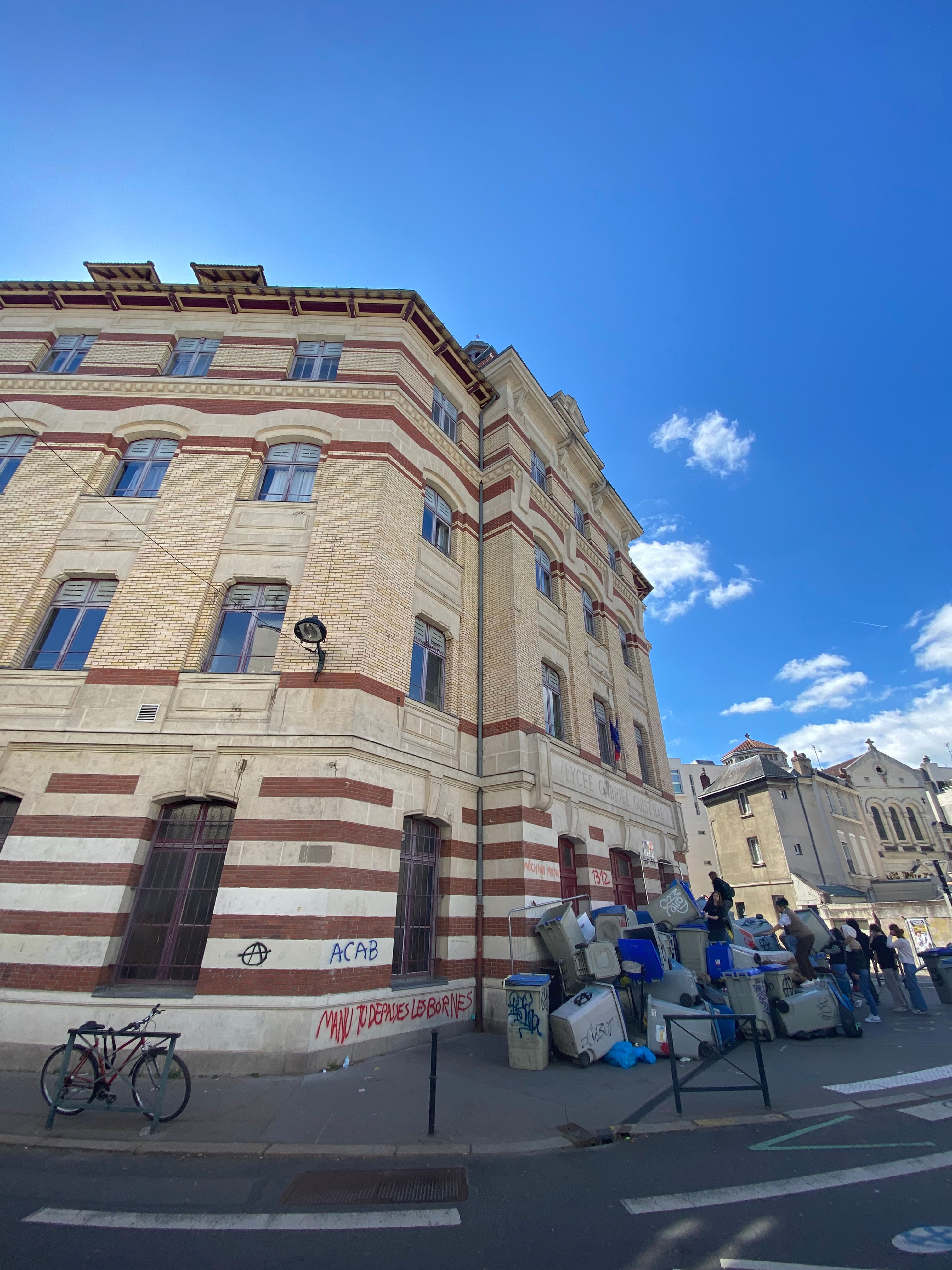 A building with many objects on the side

Description automatically generated