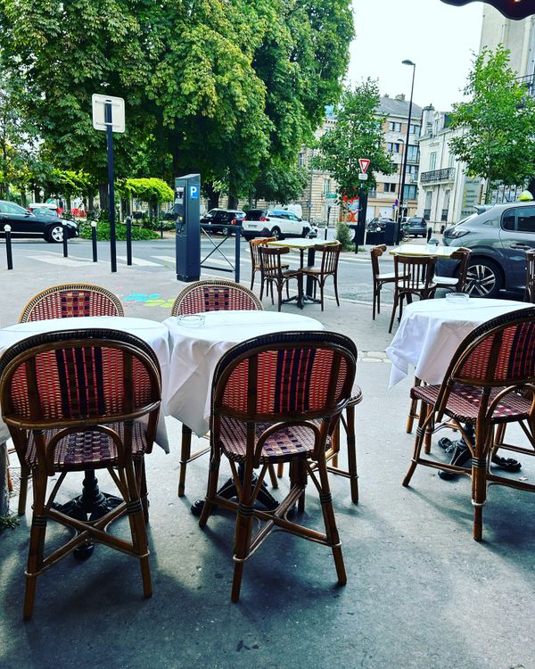 Bistro and Food Culture in France: the reservation