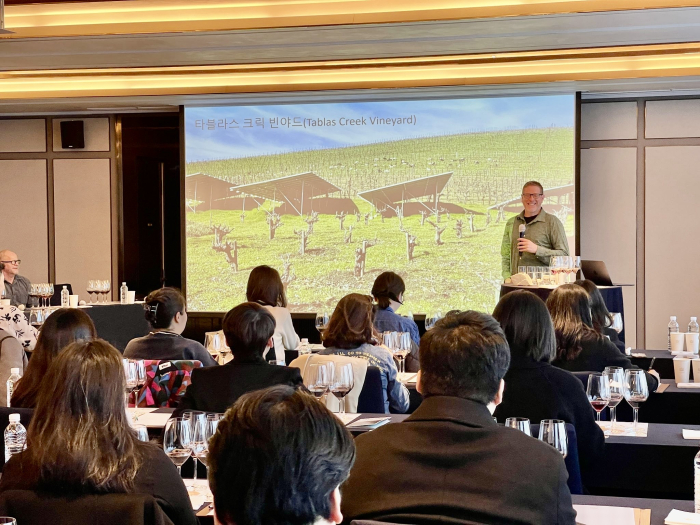 JH speaking at Seoul seminar