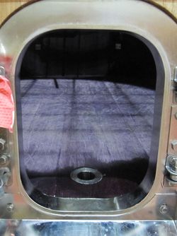 Cuve bottom door