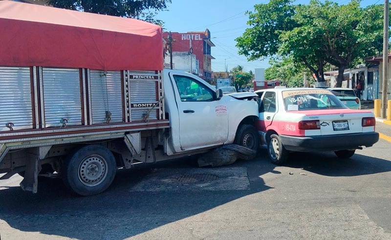 ¡CAMIONETA DE REDILAS EMBISTE A TAXI!