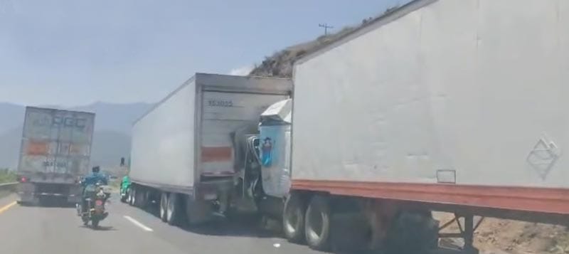 ¡OPERADORA DE TRÁILER PRENSADA EN LAS CUMBRES DE MALTRATA!