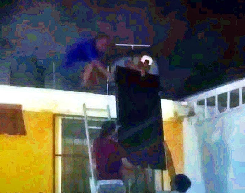 ¡VECINOS CORRETEAN A LADRONES DE CASAS EN LA FLORIDA!